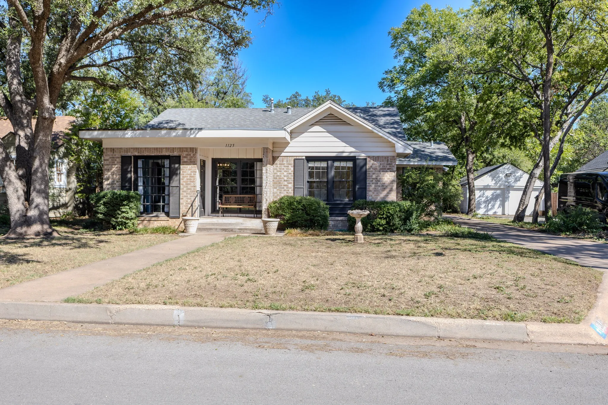 Single Family Residence For Sale in Taylor County , 1125 Hollis Drive, Abilene, Texas 79605, 2 Bedroom, 2 Bathroom, 2 Garage spaces, 1,793 Sqft, built in 1937, mls#21406303, Real Estate Agent in Abilene, Homes For Sale in Taylor county, Homes For Sale in Abilene, Realtor in Abilene Texas, Real Estate Brokerage Independent Realty Texas, Luminita Cordes Realtor