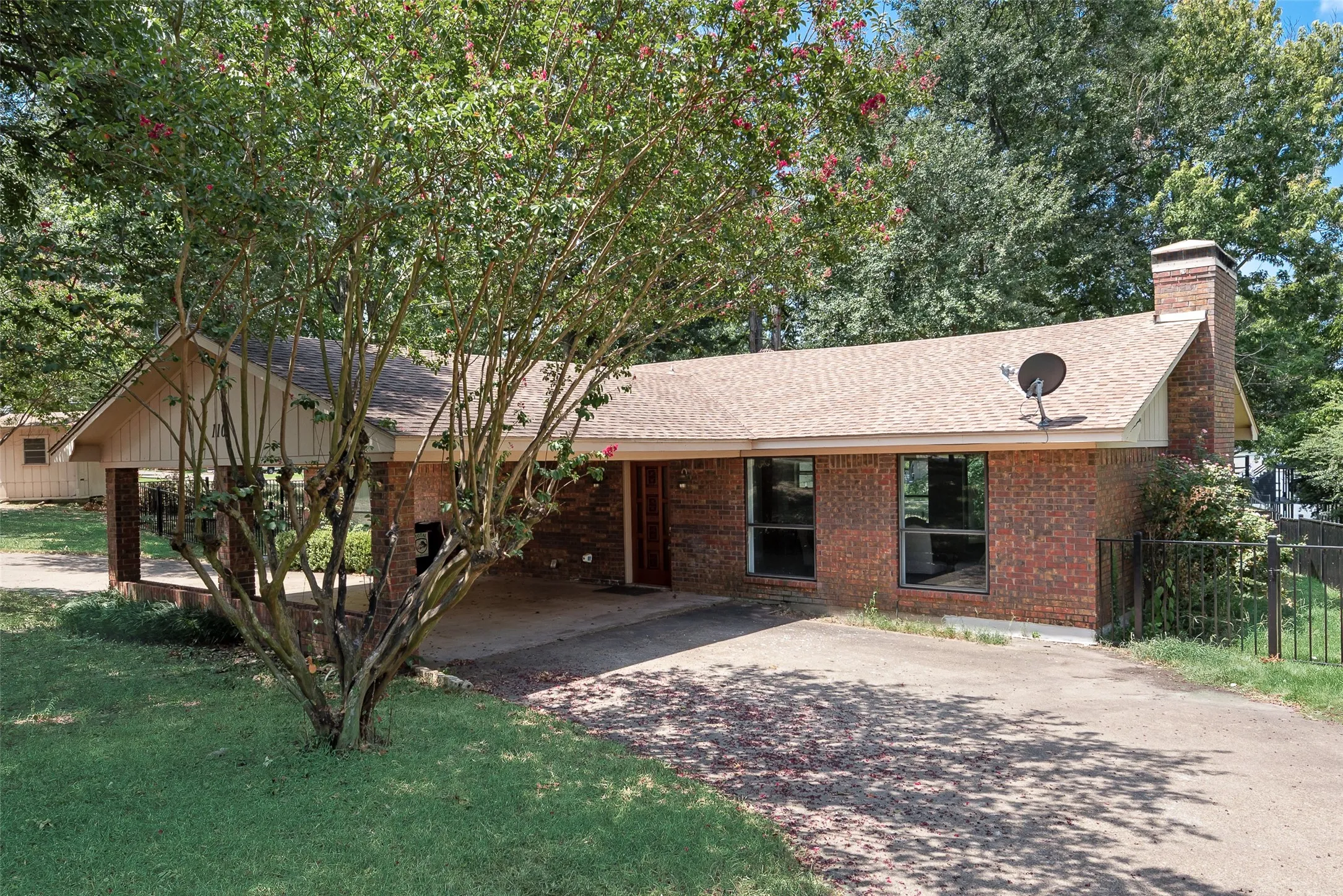 Single Family Residence For Rent in Henderson County , 110 LA Jolla Street, Mabank, Texas 75156, 3 Bedroom, 2 Bathroom, Garage spaces, 1,760 Sqft, built in 1981, mls#21392087, Real Estate Agent in Mabank, Homes For Rent in Henderson county, Homes For Rent in Mabank, Realtor in Mabank Texas, Real Estate Brokerage Independent Realty Texas, Luminita Cordes Realtor
