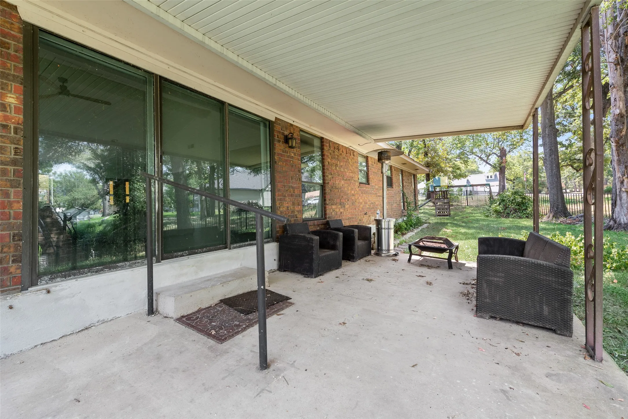 Single Family Residence For Rent in Henderson County , 110 LA Jolla Street, Mabank, Texas 75156, 3 Bedroom, 2 Bathroom, Garage spaces, 1,760 Sqft, built in 1981, mls#21392087, Real Estate Agent in Mabank, Homes For Rent in Henderson county, Homes For Rent in Mabank, Realtor in Mabank Texas, Real Estate Brokerage Independent Realty Texas, Luminita Cordes Realtor