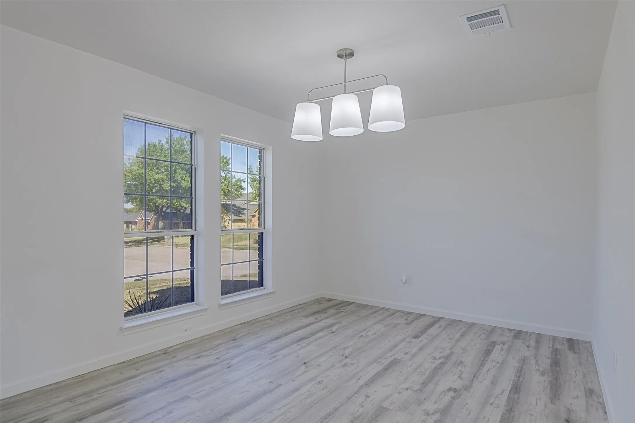 Single Family Residence For Sale in Dallas County , 5914 Beacon Drive, Rowlett, Texas 75089, 3 Bedroom, 3 Bathroom, 2 Garage spaces, 2,385 Sqft, built in 1988, mls#21401274, Real Estate Agent in Rowlett, Homes For Sale in Dallas county, Homes For Sale in Rowlett, Realtor in Rowlett Texas, Real Estate Brokerage Independent Realty Texas, Luminita Cordes Realtor