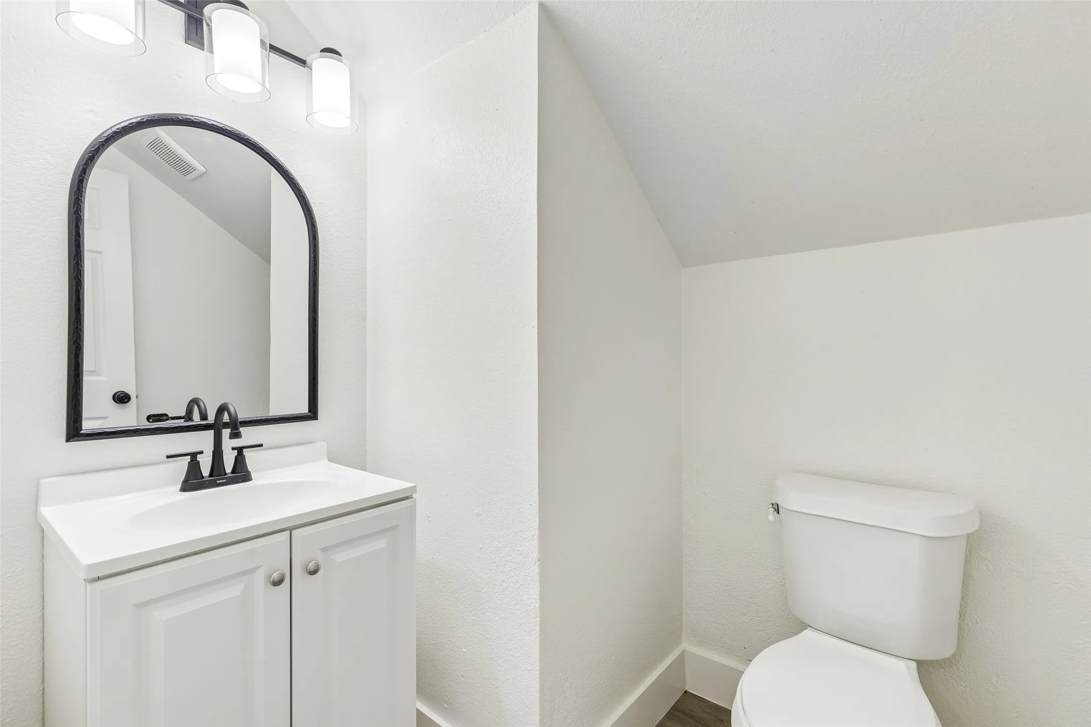 Single Family Residence For Sale in Tarrant County , 7108 Cadillac Boulevard, Arlington, Texas 76016, 4 Bedroom, 4 Bathroom, 2 Garage spaces, 2,528 Sqft, built in 1994, mls#21397530, Real Estate Agent in Arlington, Homes For Sale in Tarrant county, Homes For Sale in Arlington, Realtor in Arlington Texas, Real Estate Brokerage Independent Realty Texas, Luminita Cordes Realtor