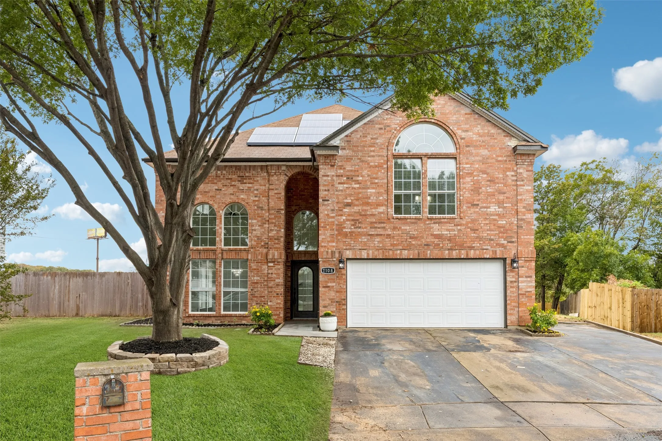 Single Family Residence For Sale in Tarrant County , 7108 Cadillac Boulevard, Arlington, Texas 76016, 4 Bedroom, 4 Bathroom, 2 Garage spaces, 2,528 Sqft, built in 1994, mls#21397530, Real Estate Agent in Arlington, Homes For Sale in Tarrant county, Homes For Sale in Arlington, Realtor in Arlington Texas, Real Estate Brokerage Independent Realty Texas, Luminita Cordes Realtor