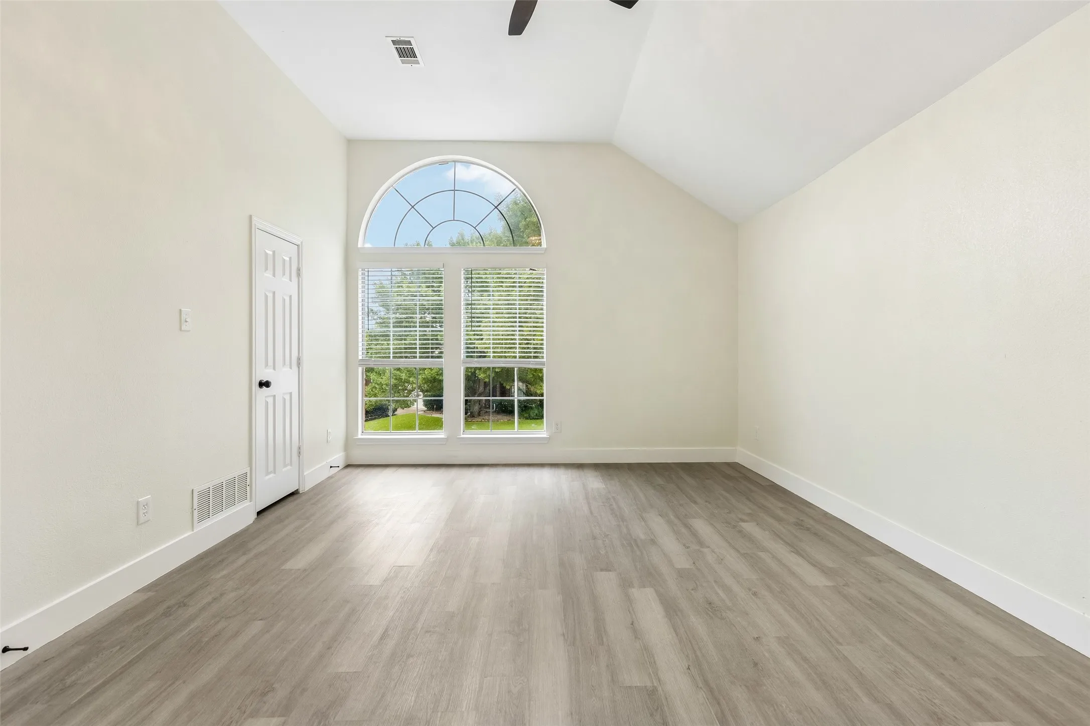 Single Family Residence For Sale in Tarrant County , 7108 Cadillac Boulevard, Arlington, Texas 76016, 4 Bedroom, 4 Bathroom, 2 Garage spaces, 2,528 Sqft, built in 1994, mls#21397530, Real Estate Agent in Arlington, Homes For Sale in Tarrant county, Homes For Sale in Arlington, Realtor in Arlington Texas, Real Estate Brokerage Independent Realty Texas, Luminita Cordes Realtor