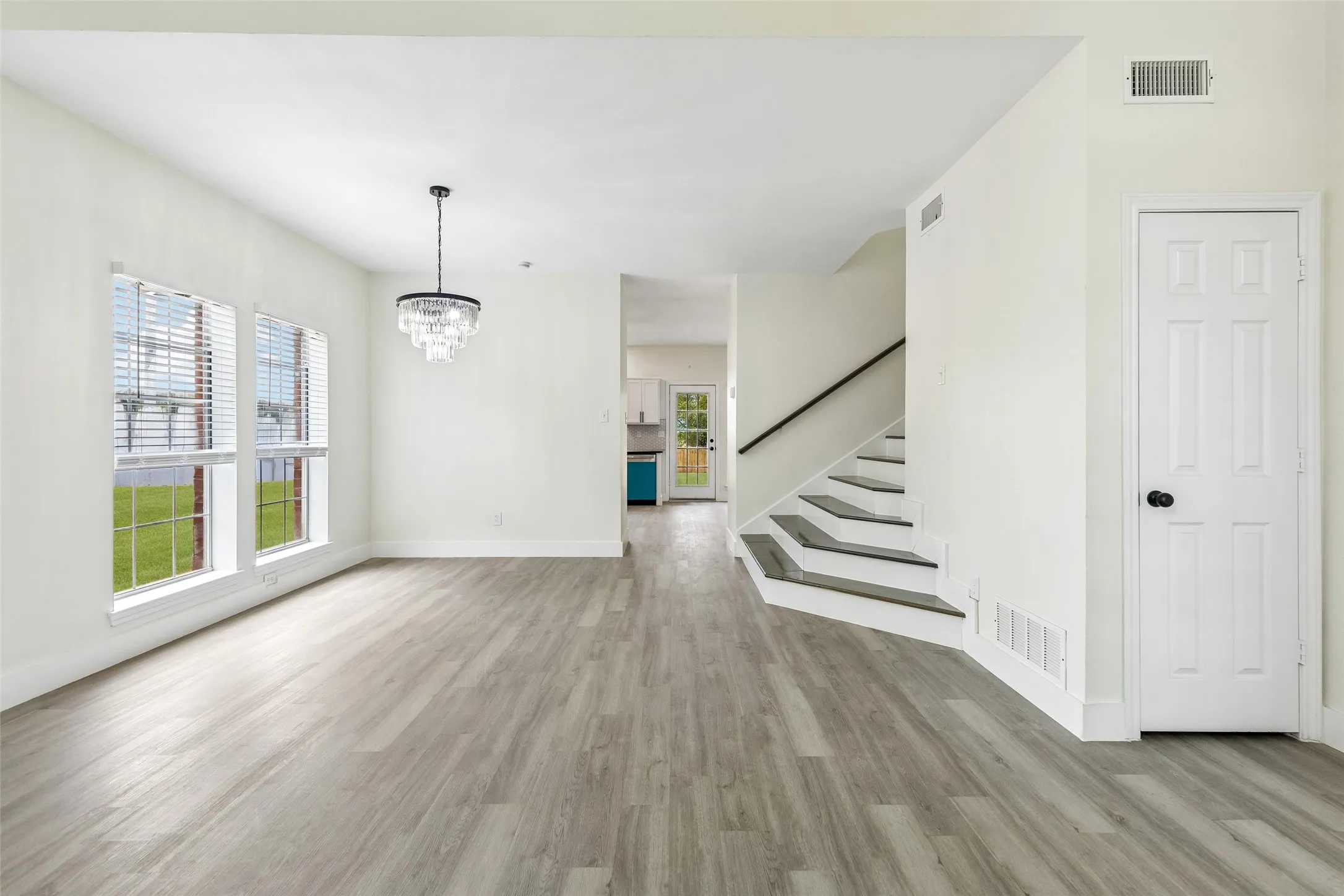Single Family Residence For Sale in Tarrant County , 7108 Cadillac Boulevard, Arlington, Texas 76016, 4 Bedroom, 4 Bathroom, 2 Garage spaces, 2,528 Sqft, built in 1994, mls#21397530, Real Estate Agent in Arlington, Homes For Sale in Tarrant county, Homes For Sale in Arlington, Realtor in Arlington Texas, Real Estate Brokerage Independent Realty Texas, Luminita Cordes Realtor
