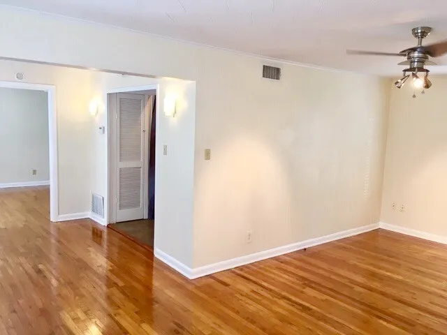 Apartment For Rent in Tarrant County , 3733 Washburn Avenue, Fort Worth, Texas 76107, 1 Bedroom, 1 Bathroom, 1 Garage spaces, 700 Sqft, built in 1954, mls#21406310, Real Estate Agent in Fort Worth, Homes For Rent in Tarrant county, Homes For Rent in Fort Worth, Realtor in Fort Worth Texas, Real Estate Brokerage Independent Realty Texas, Luminita Cordes Realtor