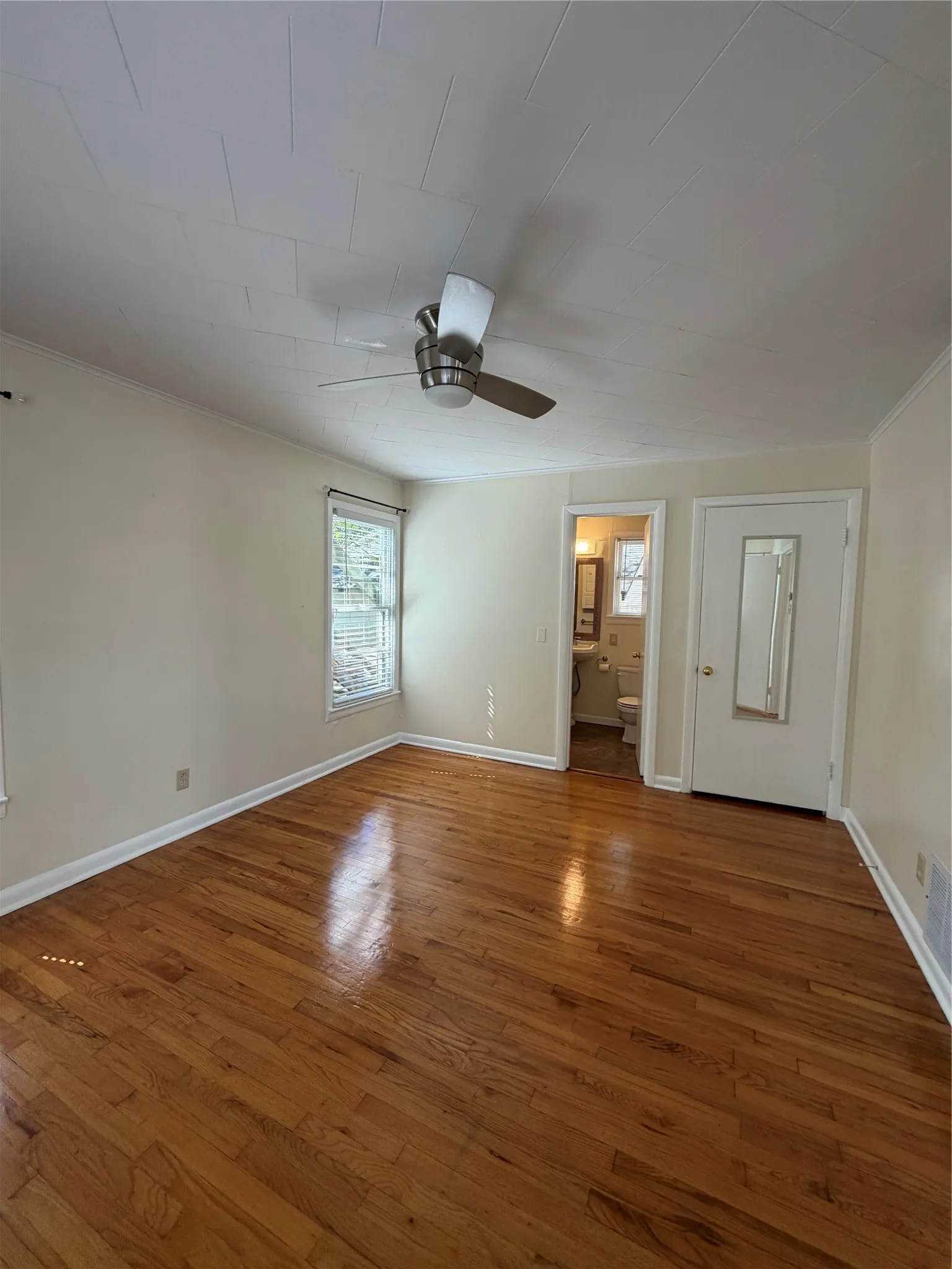 Apartment For Rent in Tarrant County , 3733 Washburn Avenue, Fort Worth, Texas 76107, 1 Bedroom, 1 Bathroom, 1 Garage spaces, 700 Sqft, built in 1954, mls#21406310, Real Estate Agent in Fort Worth, Homes For Rent in Tarrant county, Homes For Rent in Fort Worth, Realtor in Fort Worth Texas, Real Estate Brokerage Independent Realty Texas, Luminita Cordes Realtor