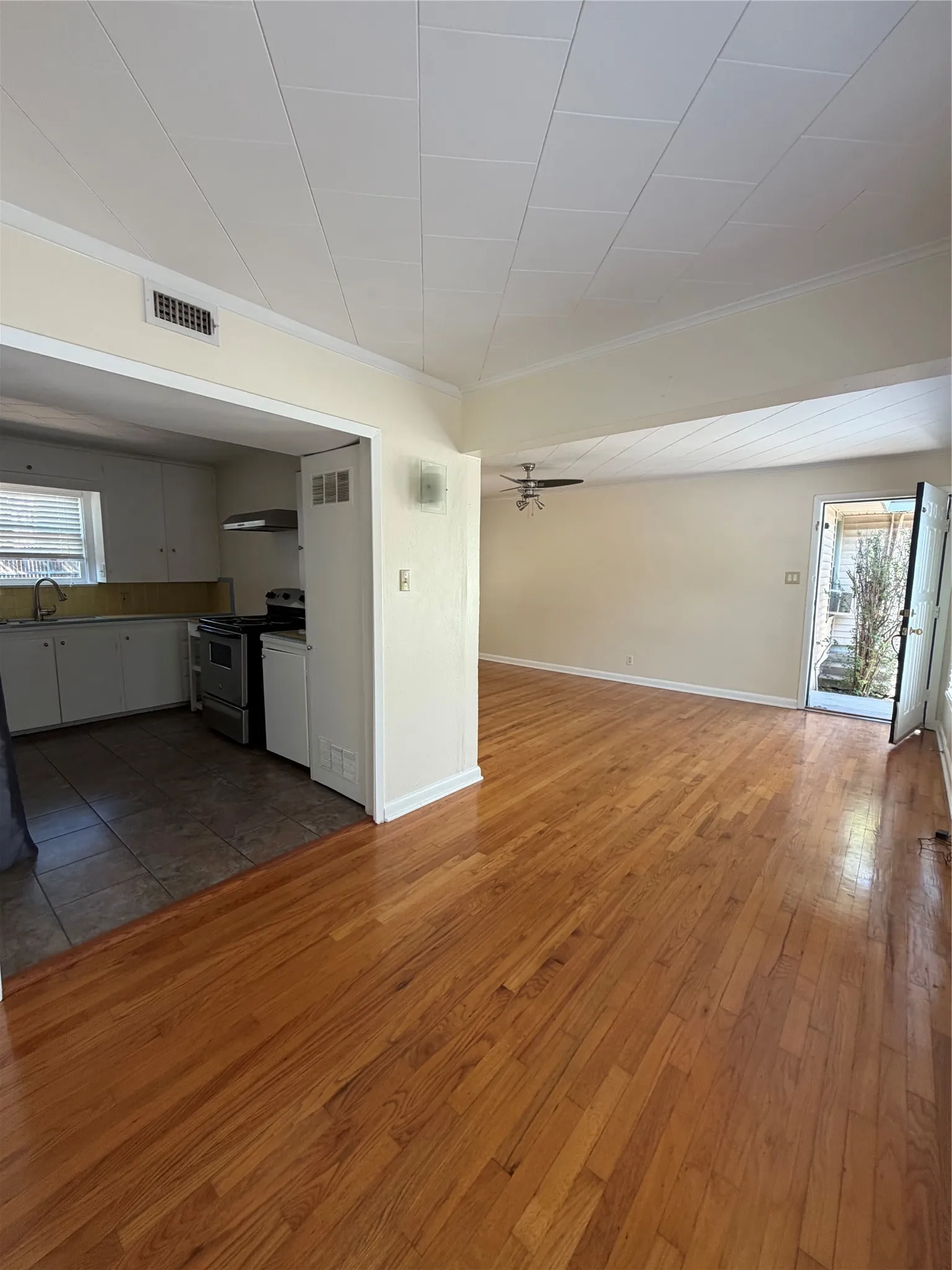 Apartment For Rent in Tarrant County , 3733 Washburn Avenue, Fort Worth, Texas 76107, 1 Bedroom, 1 Bathroom, 1 Garage spaces, 700 Sqft, built in 1954, mls#21406310, Real Estate Agent in Fort Worth, Homes For Rent in Tarrant county, Homes For Rent in Fort Worth, Realtor in Fort Worth Texas, Real Estate Brokerage Independent Realty Texas, Luminita Cordes Realtor