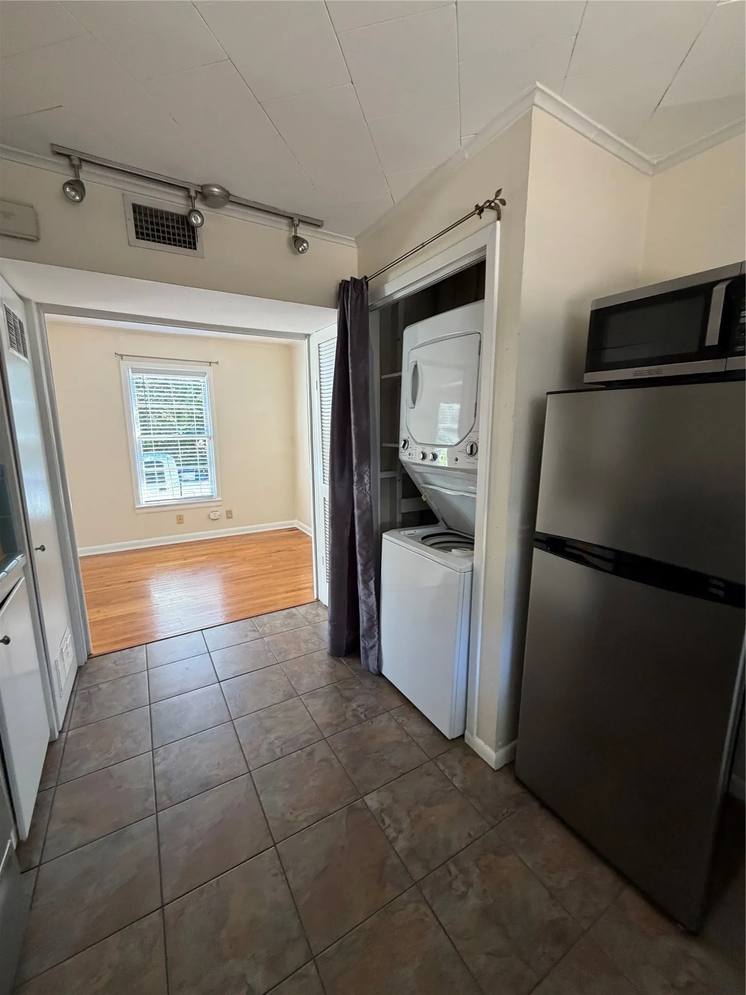 Apartment For Rent in Tarrant County , 3733 Washburn Avenue, Fort Worth, Texas 76107, 1 Bedroom, 1 Bathroom, 1 Garage spaces, 700 Sqft, built in 1954, mls#21406310, Real Estate Agent in Fort Worth, Homes For Rent in Tarrant county, Homes For Rent in Fort Worth, Realtor in Fort Worth Texas, Real Estate Brokerage Independent Realty Texas, Luminita Cordes Realtor