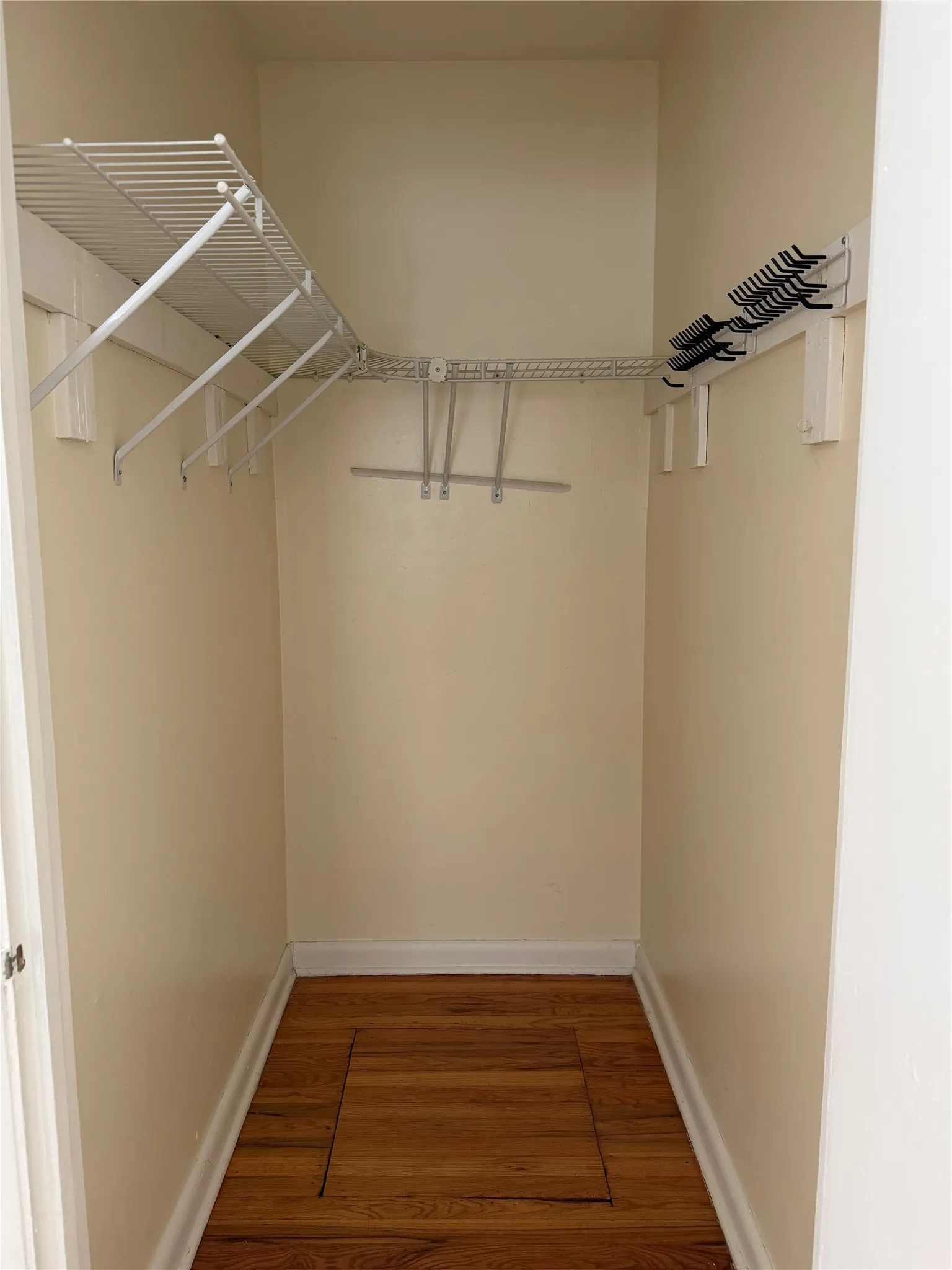 Apartment For Rent in Tarrant County , 3733 Washburn Avenue, Fort Worth, Texas 76107, 1 Bedroom, 1 Bathroom, 1 Garage spaces, 700 Sqft, built in 1954, mls#21406310, Real Estate Agent in Fort Worth, Homes For Rent in Tarrant county, Homes For Rent in Fort Worth, Realtor in Fort Worth Texas, Real Estate Brokerage Independent Realty Texas, Luminita Cordes Realtor