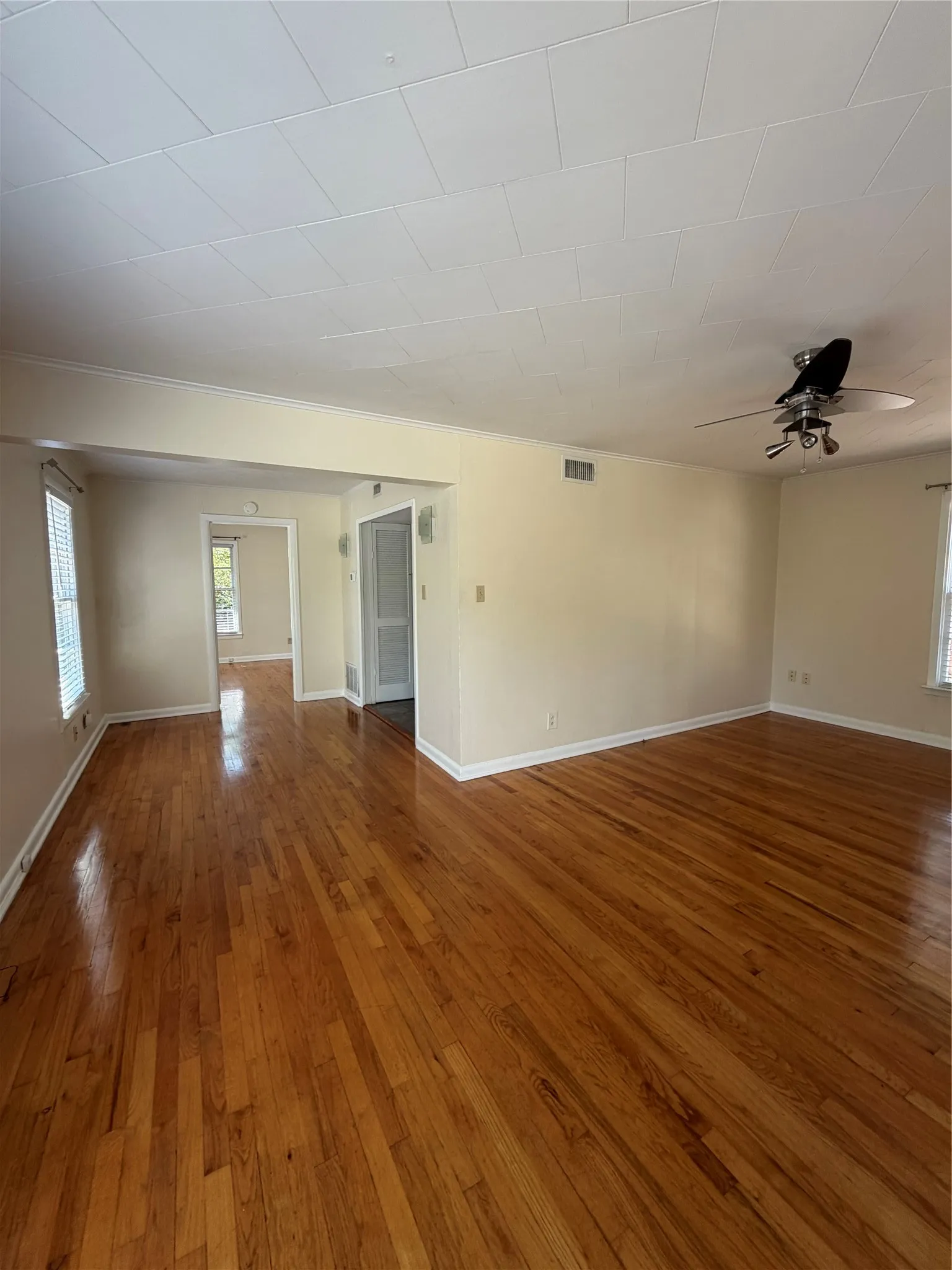 Apartment For Rent in Tarrant County , 3733 Washburn Avenue, Fort Worth, Texas 76107, 1 Bedroom, 1 Bathroom, 1 Garage spaces, 700 Sqft, built in 1954, mls#21406310, Real Estate Agent in Fort Worth, Homes For Rent in Tarrant county, Homes For Rent in Fort Worth, Realtor in Fort Worth Texas, Real Estate Brokerage Independent Realty Texas, Luminita Cordes Realtor