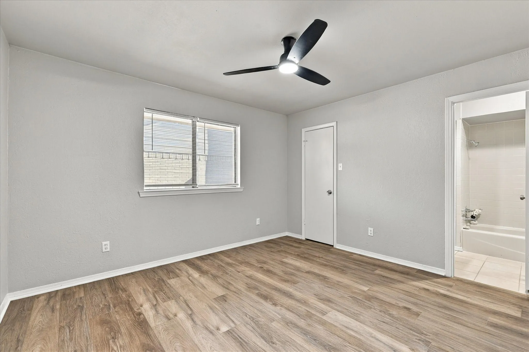 Single Family Residence For Sale in Denton County , 107 Creek Courts Drive, Trophy Club, Texas 76262, 4 Bedroom, 3 Bathroom, 2 Garage spaces, 1,986 Sqft, built in 1979, mls#21404985, Real Estate Agent in Trophy Club, Homes For Sale in Denton county, Homes For Sale in Trophy Club, Realtor in Trophy Club Texas, Real Estate Brokerage Independent Realty Texas, Luminita Cordes Realtor