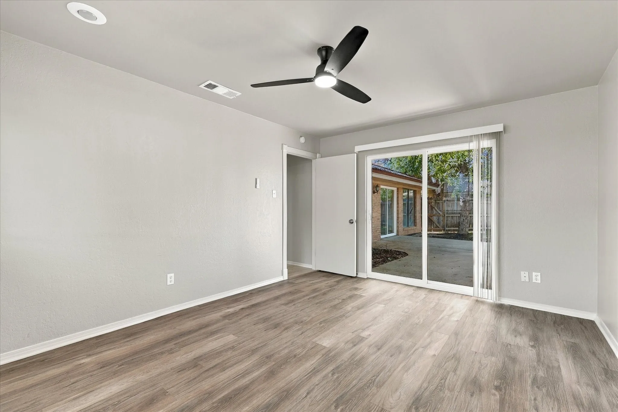 Single Family Residence For Sale in Denton County , 107 Creek Courts Drive, Trophy Club, Texas 76262, 4 Bedroom, 3 Bathroom, 2 Garage spaces, 1,986 Sqft, built in 1979, mls#21404985, Real Estate Agent in Trophy Club, Homes For Sale in Denton county, Homes For Sale in Trophy Club, Realtor in Trophy Club Texas, Real Estate Brokerage Independent Realty Texas, Luminita Cordes Realtor