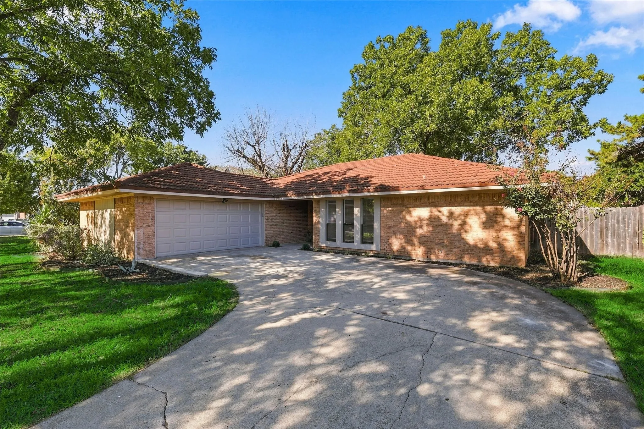 Single Family Residence For Sale in Denton County , 107 Creek Courts Drive, Trophy Club, Texas 76262, 4 Bedroom, 3 Bathroom, 2 Garage spaces, 1,986 Sqft, built in 1979, mls#21404985, Real Estate Agent in Trophy Club, Homes For Sale in Denton county, Homes For Sale in Trophy Club, Realtor in Trophy Club Texas, Real Estate Brokerage Independent Realty Texas, Luminita Cordes Realtor