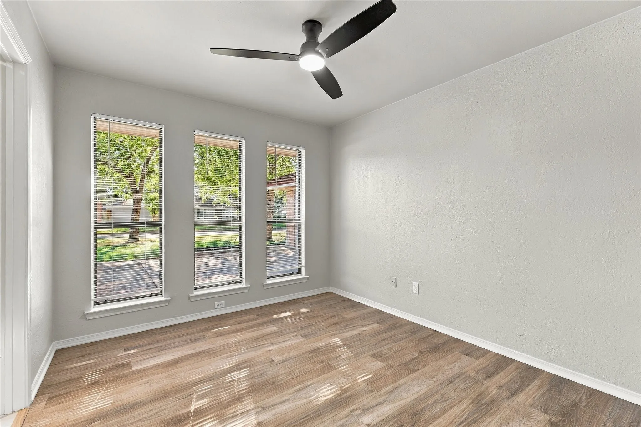 Single Family Residence For Sale in Denton County , 107 Creek Courts Drive, Trophy Club, Texas 76262, 4 Bedroom, 3 Bathroom, 2 Garage spaces, 1,986 Sqft, built in 1979, mls#21404985, Real Estate Agent in Trophy Club, Homes For Sale in Denton county, Homes For Sale in Trophy Club, Realtor in Trophy Club Texas, Real Estate Brokerage Independent Realty Texas, Luminita Cordes Realtor