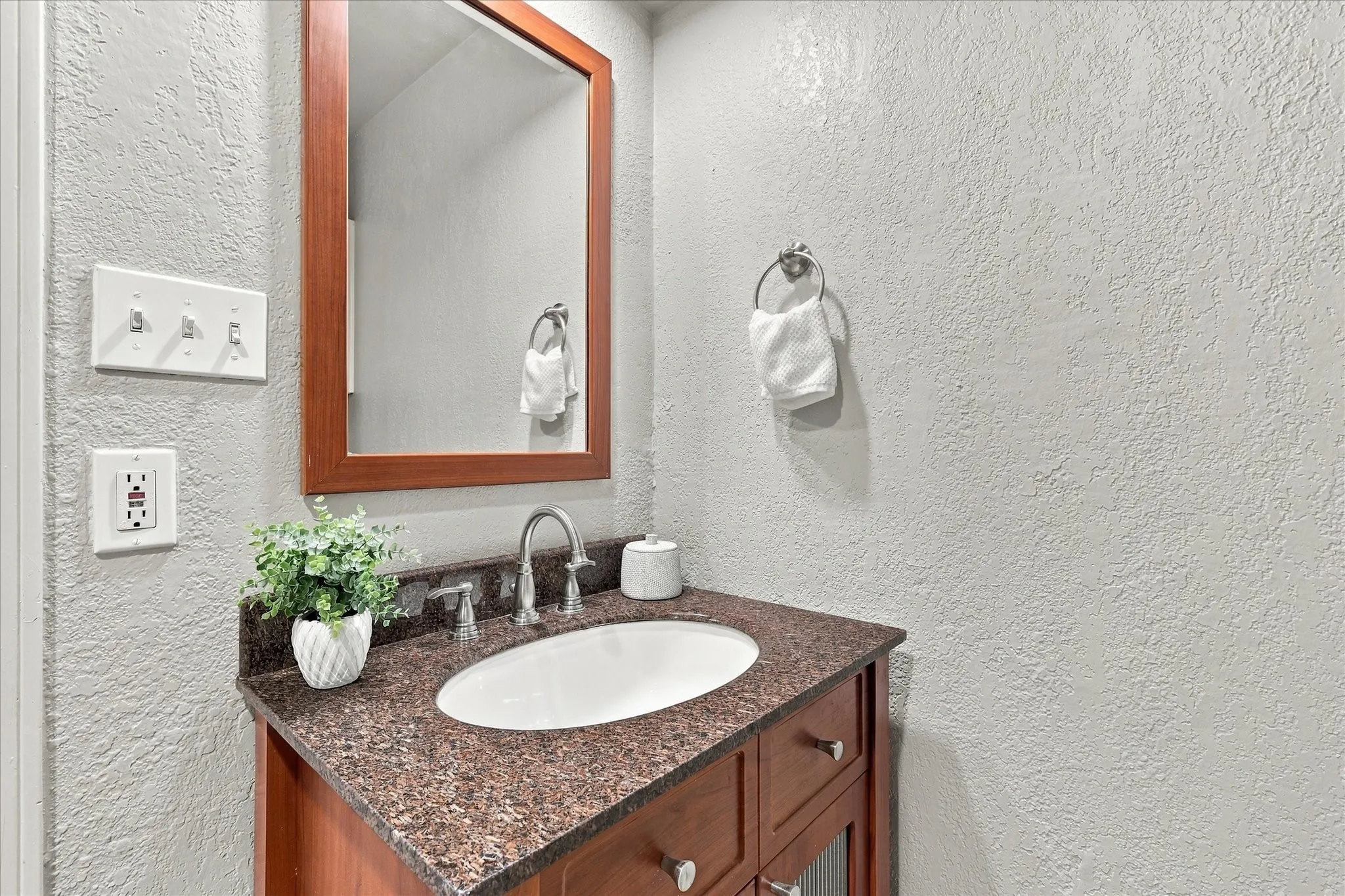 Single Family Residence For Sale in Denton County , 107 Creek Courts Drive, Trophy Club, Texas 76262, 4 Bedroom, 3 Bathroom, 2 Garage spaces, 1,986 Sqft, built in 1979, mls#21404985, Real Estate Agent in Trophy Club, Homes For Sale in Denton county, Homes For Sale in Trophy Club, Realtor in Trophy Club Texas, Real Estate Brokerage Independent Realty Texas, Luminita Cordes Realtor
