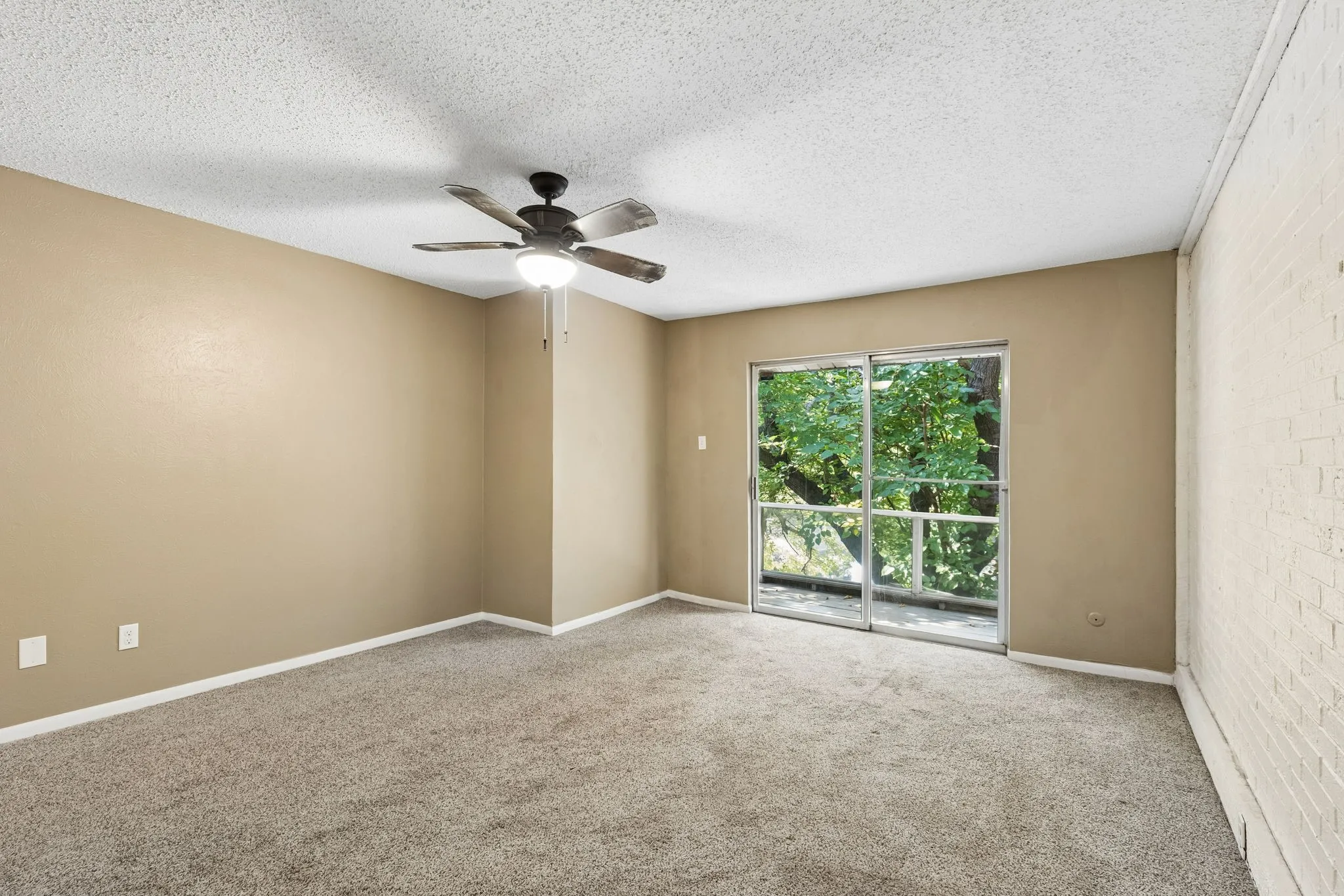 Single Family Residence For Rent in Dallas County , 1806 Lakecrest Court, Carrollton, Texas 75006, 3 Bedroom, 3 Bathroom, 2 Garage spaces, 2,192 Sqft, built in 1972, mls#21404604, Real Estate Agent in Carrollton, Homes For Rent in Dallas county, Homes For Rent in Carrollton, Realtor in Carrollton Texas, Real Estate Brokerage Independent Realty Texas, Luminita Cordes Realtor