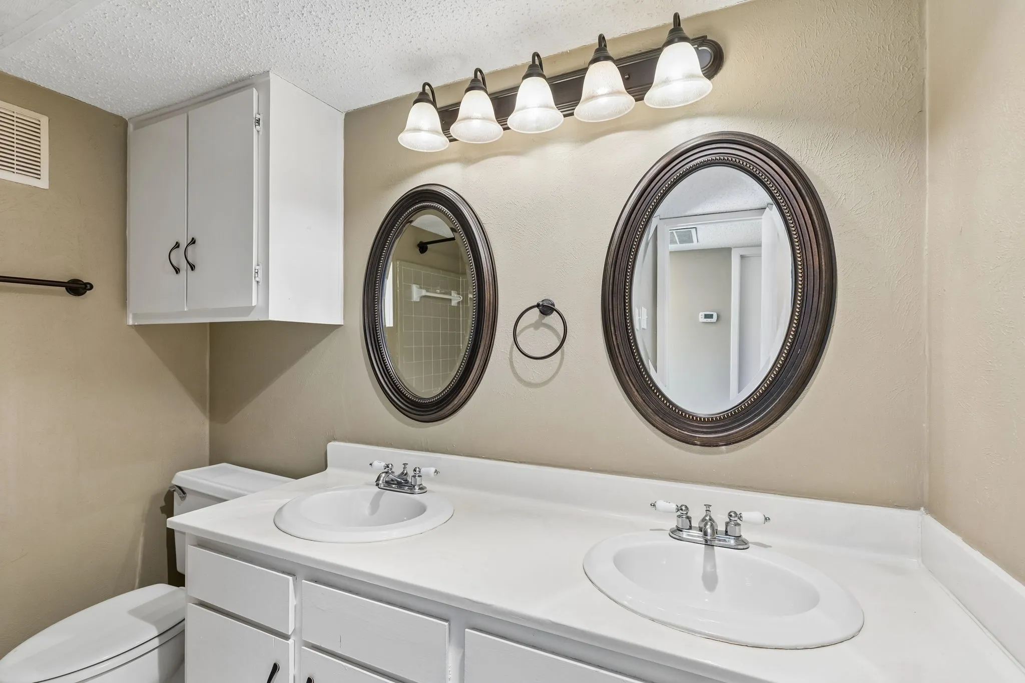 Single Family Residence For Rent in Dallas County , 1806 Lakecrest Court, Carrollton, Texas 75006, 3 Bedroom, 3 Bathroom, 2 Garage spaces, 2,192 Sqft, built in 1972, mls#21404604, Real Estate Agent in Carrollton, Homes For Rent in Dallas county, Homes For Rent in Carrollton, Realtor in Carrollton Texas, Real Estate Brokerage Independent Realty Texas, Luminita Cordes Realtor