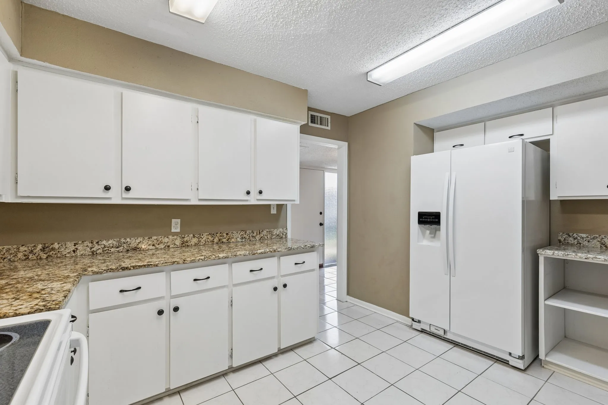 Single Family Residence For Rent in Dallas County , 1806 Lakecrest Court, Carrollton, Texas 75006, 3 Bedroom, 3 Bathroom, 2 Garage spaces, 2,192 Sqft, built in 1972, mls#21404604, Real Estate Agent in Carrollton, Homes For Rent in Dallas county, Homes For Rent in Carrollton, Realtor in Carrollton Texas, Real Estate Brokerage Independent Realty Texas, Luminita Cordes Realtor