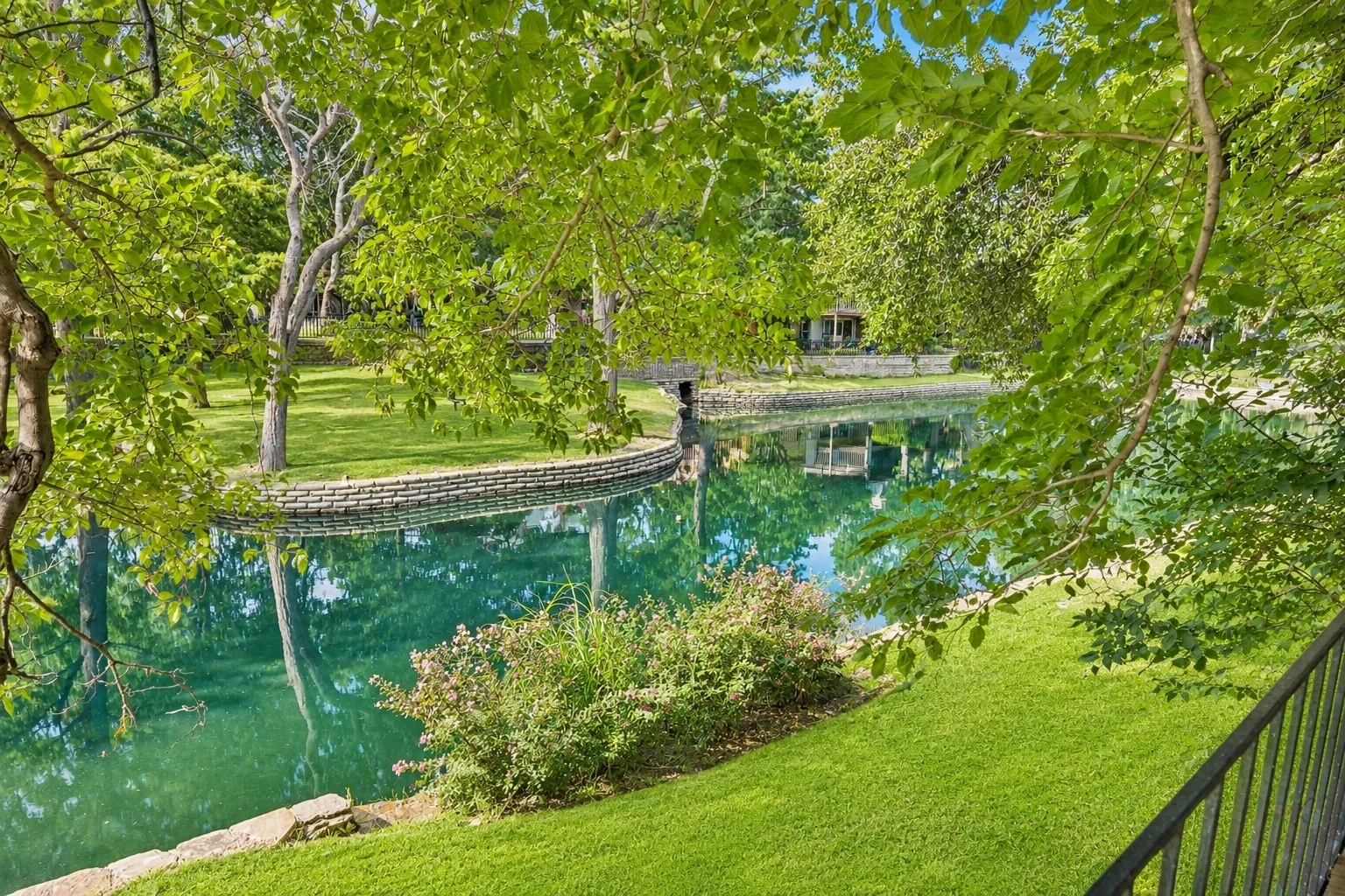 Single Family Residence For Rent in Dallas County , 1806 Lakecrest Court, Carrollton, Texas 75006, 3 Bedroom, 3 Bathroom, 2 Garage spaces, 2,192 Sqft, built in 1972, mls#21404604, Real Estate Agent in Carrollton, Homes For Rent in Dallas county, Homes For Rent in Carrollton, Realtor in Carrollton Texas, Real Estate Brokerage Independent Realty Texas, Luminita Cordes Realtor