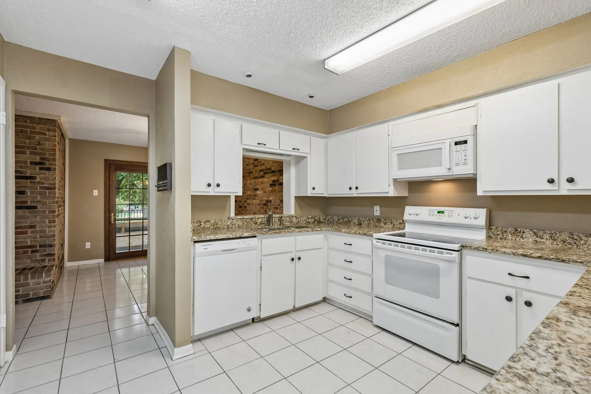 Single Family Residence For Rent in Dallas County , 1806 Lakecrest Court, Carrollton, Texas 75006, 3 Bedroom, 3 Bathroom, 2 Garage spaces, 2,192 Sqft, built in 1972, mls#21404604, Real Estate Agent in Carrollton, Homes For Rent in Dallas county, Homes For Rent in Carrollton, Realtor in Carrollton Texas, Real Estate Brokerage Independent Realty Texas, Luminita Cordes Realtor