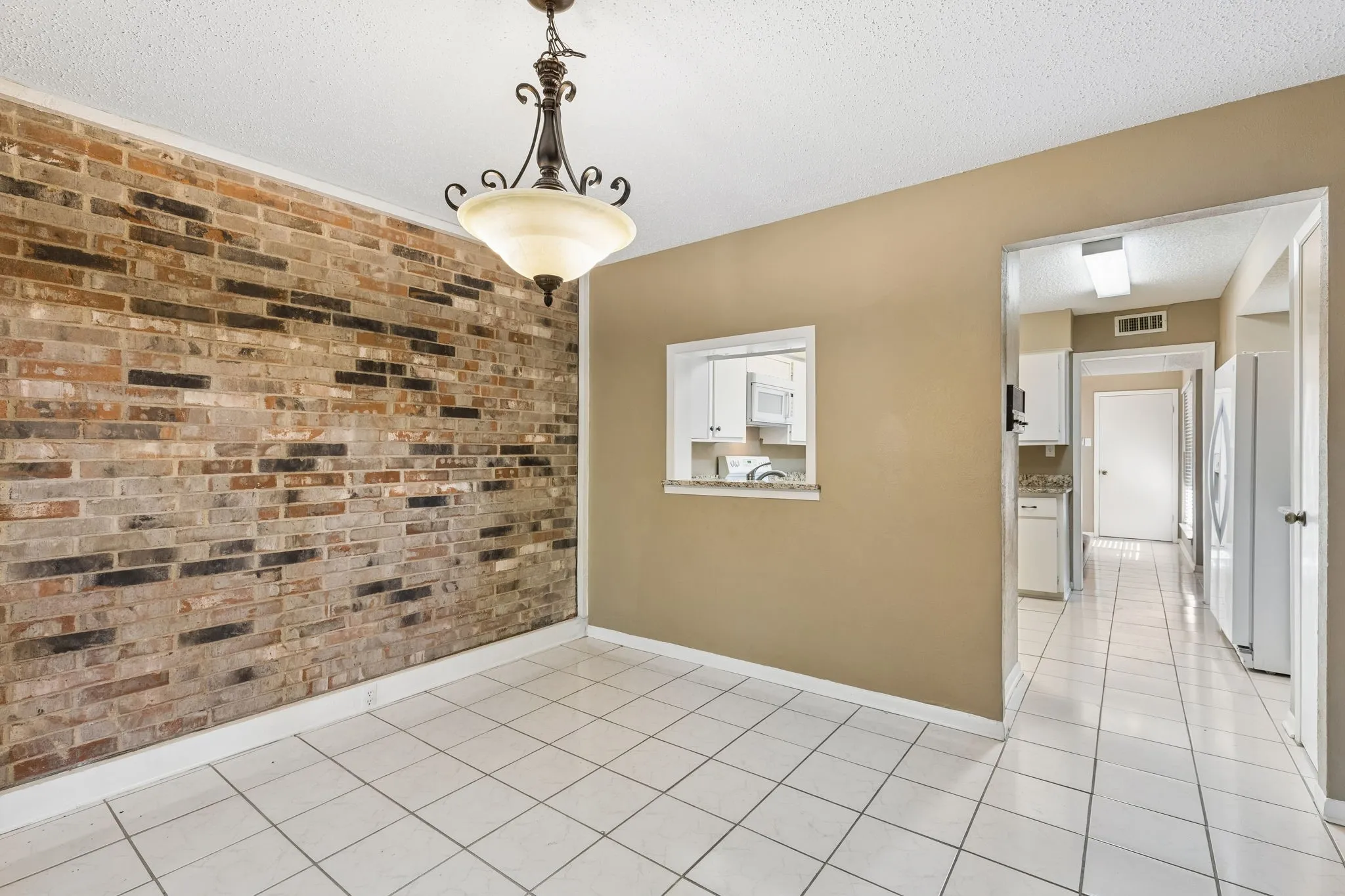 Single Family Residence For Rent in Dallas County , 1806 Lakecrest Court, Carrollton, Texas 75006, 3 Bedroom, 3 Bathroom, 2 Garage spaces, 2,192 Sqft, built in 1972, mls#21404604, Real Estate Agent in Carrollton, Homes For Rent in Dallas county, Homes For Rent in Carrollton, Realtor in Carrollton Texas, Real Estate Brokerage Independent Realty Texas, Luminita Cordes Realtor