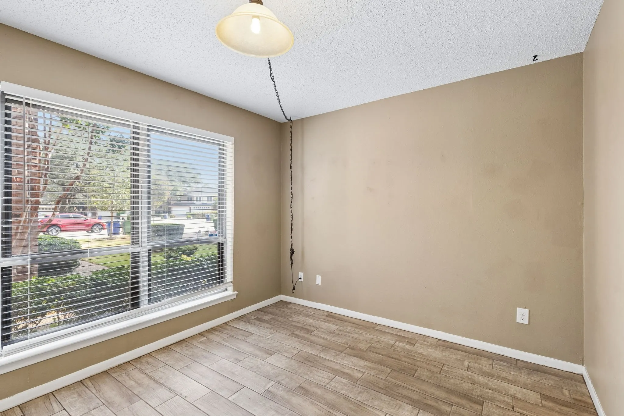 Single Family Residence For Rent in Dallas County , 1806 Lakecrest Court, Carrollton, Texas 75006, 3 Bedroom, 3 Bathroom, 2 Garage spaces, 2,192 Sqft, built in 1972, mls#21404604, Real Estate Agent in Carrollton, Homes For Rent in Dallas county, Homes For Rent in Carrollton, Realtor in Carrollton Texas, Real Estate Brokerage Independent Realty Texas, Luminita Cordes Realtor
