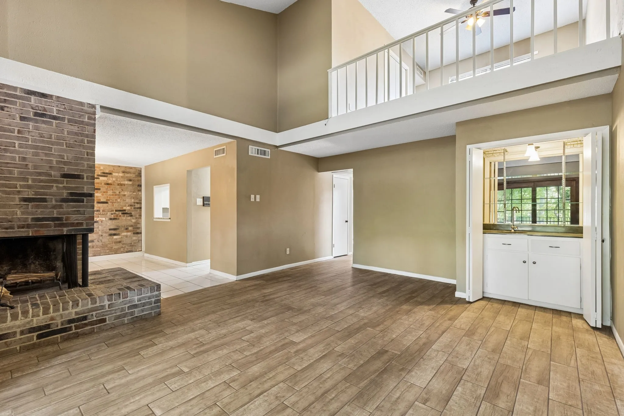 Single Family Residence For Rent in Dallas County , 1806 Lakecrest Court, Carrollton, Texas 75006, 3 Bedroom, 3 Bathroom, 2 Garage spaces, 2,192 Sqft, built in 1972, mls#21404604, Real Estate Agent in Carrollton, Homes For Rent in Dallas county, Homes For Rent in Carrollton, Realtor in Carrollton Texas, Real Estate Brokerage Independent Realty Texas, Luminita Cordes Realtor
