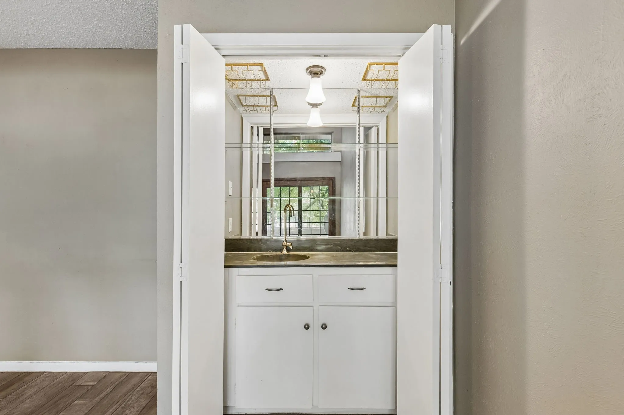 Single Family Residence For Rent in Dallas County , 1806 Lakecrest Court, Carrollton, Texas 75006, 3 Bedroom, 3 Bathroom, 2 Garage spaces, 2,192 Sqft, built in 1972, mls#21404604, Real Estate Agent in Carrollton, Homes For Rent in Dallas county, Homes For Rent in Carrollton, Realtor in Carrollton Texas, Real Estate Brokerage Independent Realty Texas, Luminita Cordes Realtor