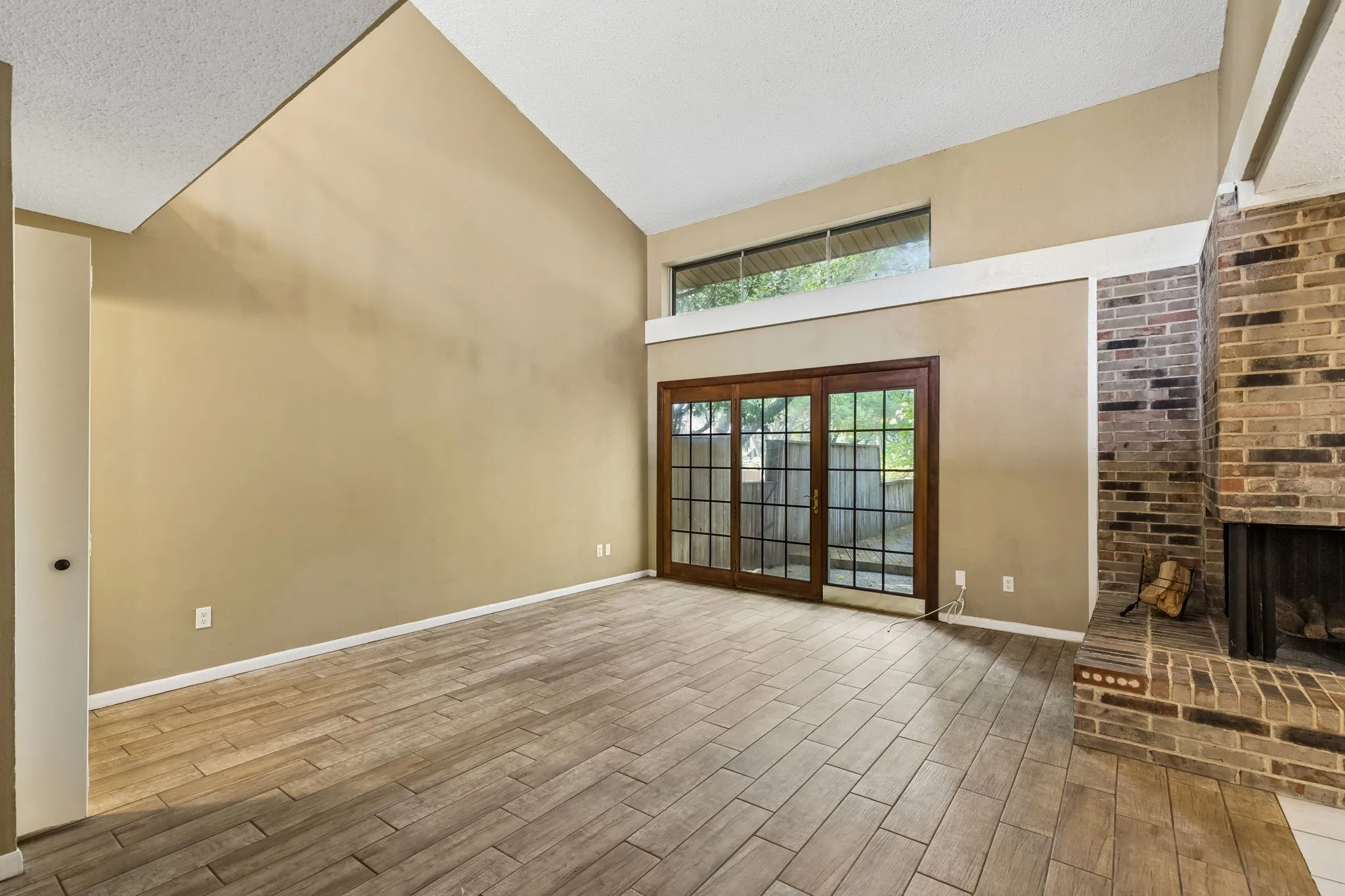 Single Family Residence For Rent in Dallas County , 1806 Lakecrest Court, Carrollton, Texas 75006, 3 Bedroom, 3 Bathroom, 2 Garage spaces, 2,192 Sqft, built in 1972, mls#21404604, Real Estate Agent in Carrollton, Homes For Rent in Dallas county, Homes For Rent in Carrollton, Realtor in Carrollton Texas, Real Estate Brokerage Independent Realty Texas, Luminita Cordes Realtor