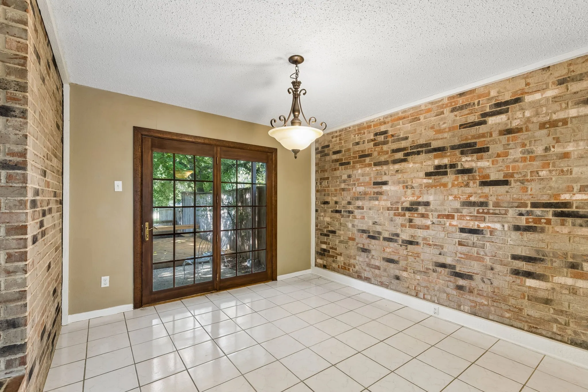Single Family Residence For Rent in Dallas County , 1806 Lakecrest Court, Carrollton, Texas 75006, 3 Bedroom, 3 Bathroom, 2 Garage spaces, 2,192 Sqft, built in 1972, mls#21404604, Real Estate Agent in Carrollton, Homes For Rent in Dallas county, Homes For Rent in Carrollton, Realtor in Carrollton Texas, Real Estate Brokerage Independent Realty Texas, Luminita Cordes Realtor
