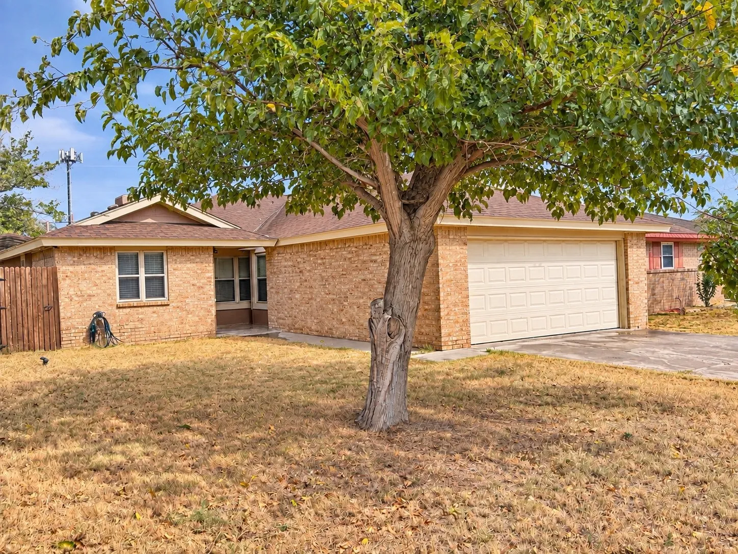 Single Family Residence For Sale in Ector County , 1532 Alameda Avenue, Odessa, Texas 79763, 3 Bedroom, 2 Bathroom, 2 Garage spaces, 1,278 Sqft, built in 1984, mls#21403226, Real Estate Agent in Odessa, Homes For Sale in Ector county, Homes For Sale in Odessa, Realtor in Odessa Texas, Real Estate Brokerage Independent Realty Texas, Luminita Cordes Realtor