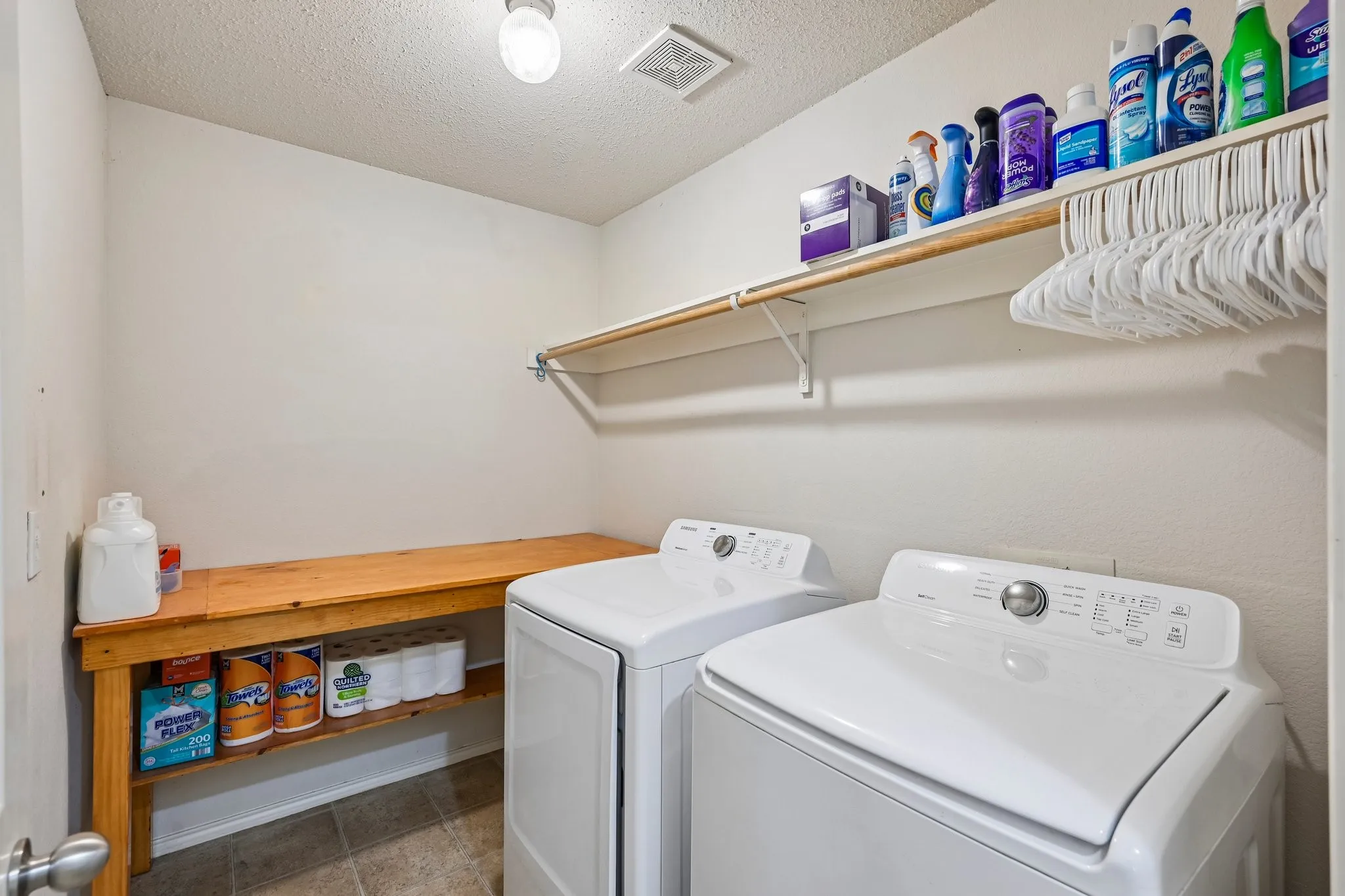 Single Family Residence For Sale in Kaufman County , 1421 Vista Ridge Drive, Forney, Texas 75126, 3 Bedroom, 2 Bathroom, 2 Garage spaces, 1,857 Sqft, built in 2005, mls#21406343, Real Estate Agent in Forney, Homes For Sale in Kaufman county, Homes For Sale in Forney, Realtor in Forney Texas, Real Estate Brokerage Independent Realty Texas, Luminita Cordes Realtor