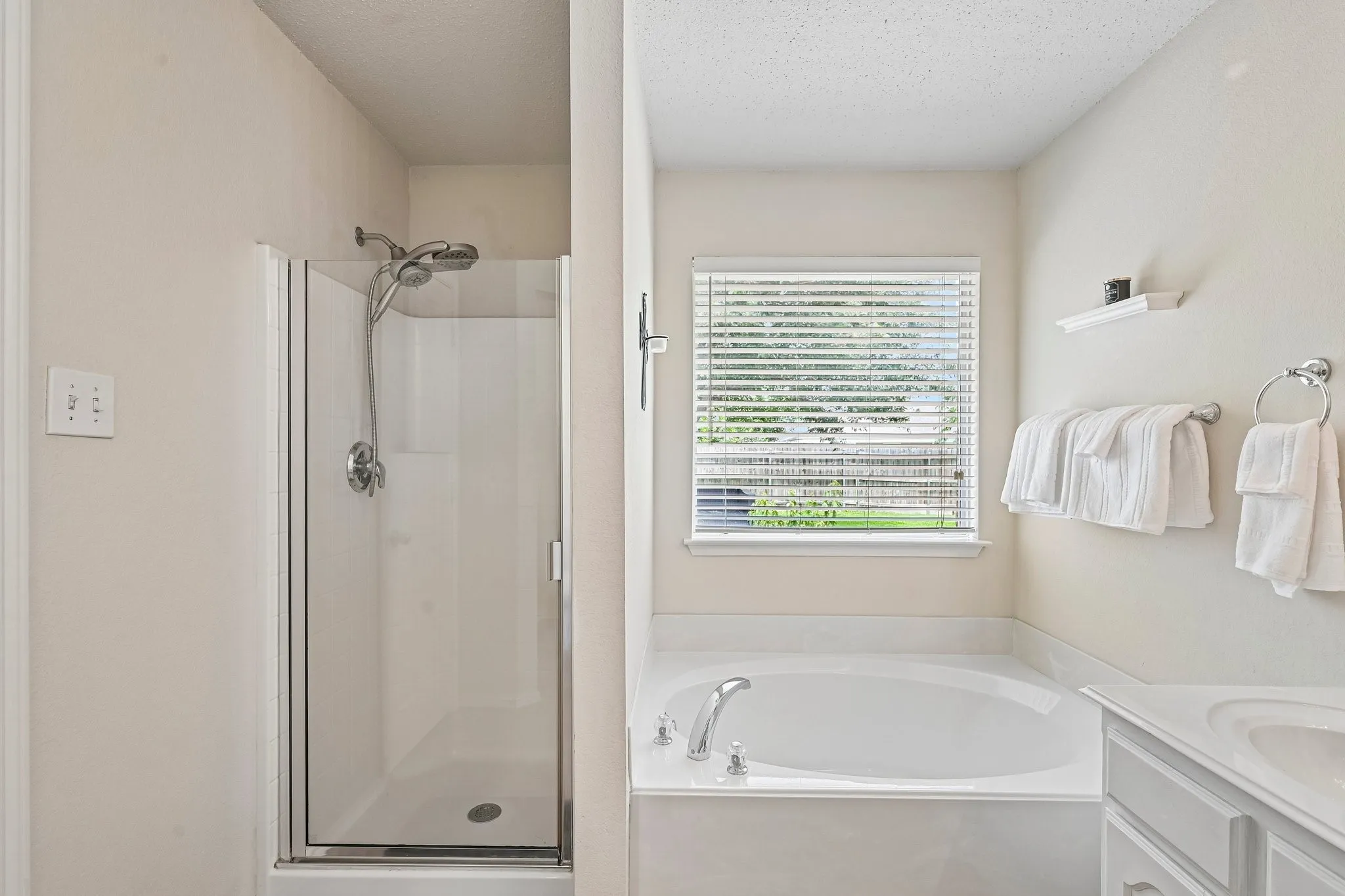 Single Family Residence For Sale in Kaufman County , 1421 Vista Ridge Drive, Forney, Texas 75126, 3 Bedroom, 2 Bathroom, 2 Garage spaces, 1,857 Sqft, built in 2005, mls#21406343, Real Estate Agent in Forney, Homes For Sale in Kaufman county, Homes For Sale in Forney, Realtor in Forney Texas, Real Estate Brokerage Independent Realty Texas, Luminita Cordes Realtor