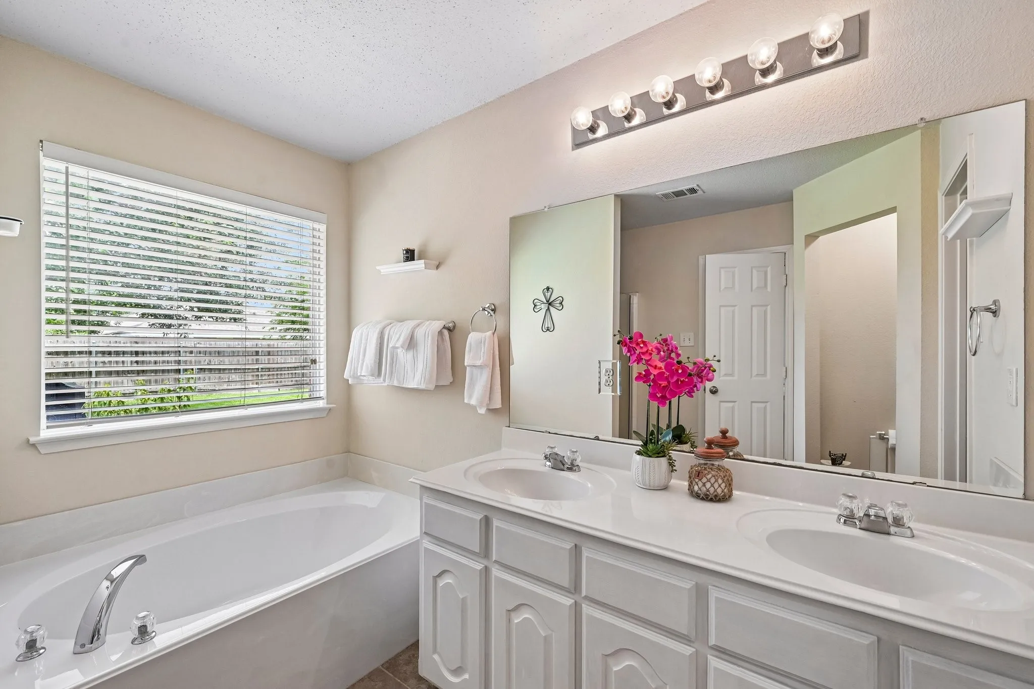 Single Family Residence For Sale in Kaufman County , 1421 Vista Ridge Drive, Forney, Texas 75126, 3 Bedroom, 2 Bathroom, 2 Garage spaces, 1,857 Sqft, built in 2005, mls#21406343, Real Estate Agent in Forney, Homes For Sale in Kaufman county, Homes For Sale in Forney, Realtor in Forney Texas, Real Estate Brokerage Independent Realty Texas, Luminita Cordes Realtor
