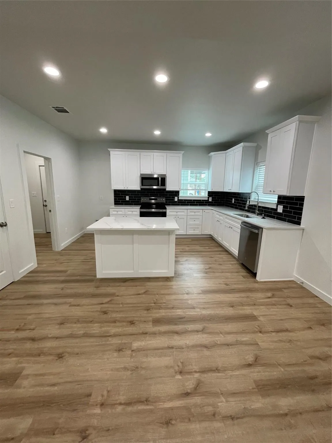 Single Family Residence For Rent in Grayson County , 524 W Florence Street, Denison, Texas 75020, 3 Bedroom, 2 Bathroom, 1 Garage spaces, 1,218 Sqft, built in 2024, mls#21406347, Real Estate Agent in Denison, Homes For Rent in Grayson county, Homes For Rent in Denison, Realtor in Denison Texas, Real Estate Brokerage Independent Realty Texas, Luminita Cordes Realtor