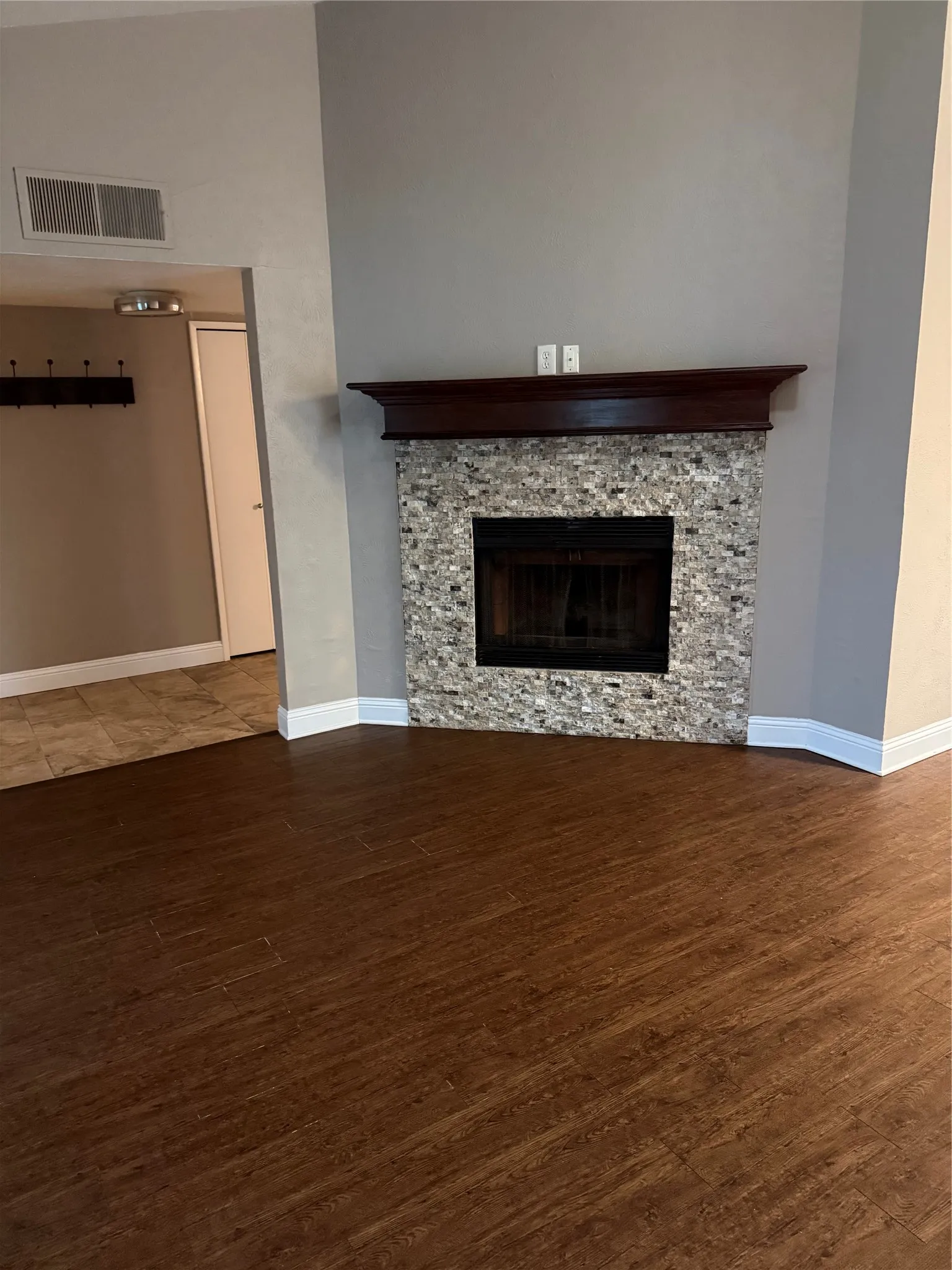 Single Family Residence For Rent in Dallas County , 306 Timberleaf Drive, Grand Prairie, Texas 75052, 3 Bedroom, 2 Bathroom, 2 Garage spaces, 1,988 Sqft, built in 1982, mls#21404276, Real Estate Agent in Grand Prairie, Homes For Rent in Dallas county, Homes For Rent in Grand Prairie, Realtor in Grand Prairie Texas, Real Estate Brokerage Independent Realty Texas, Luminita Cordes Realtor