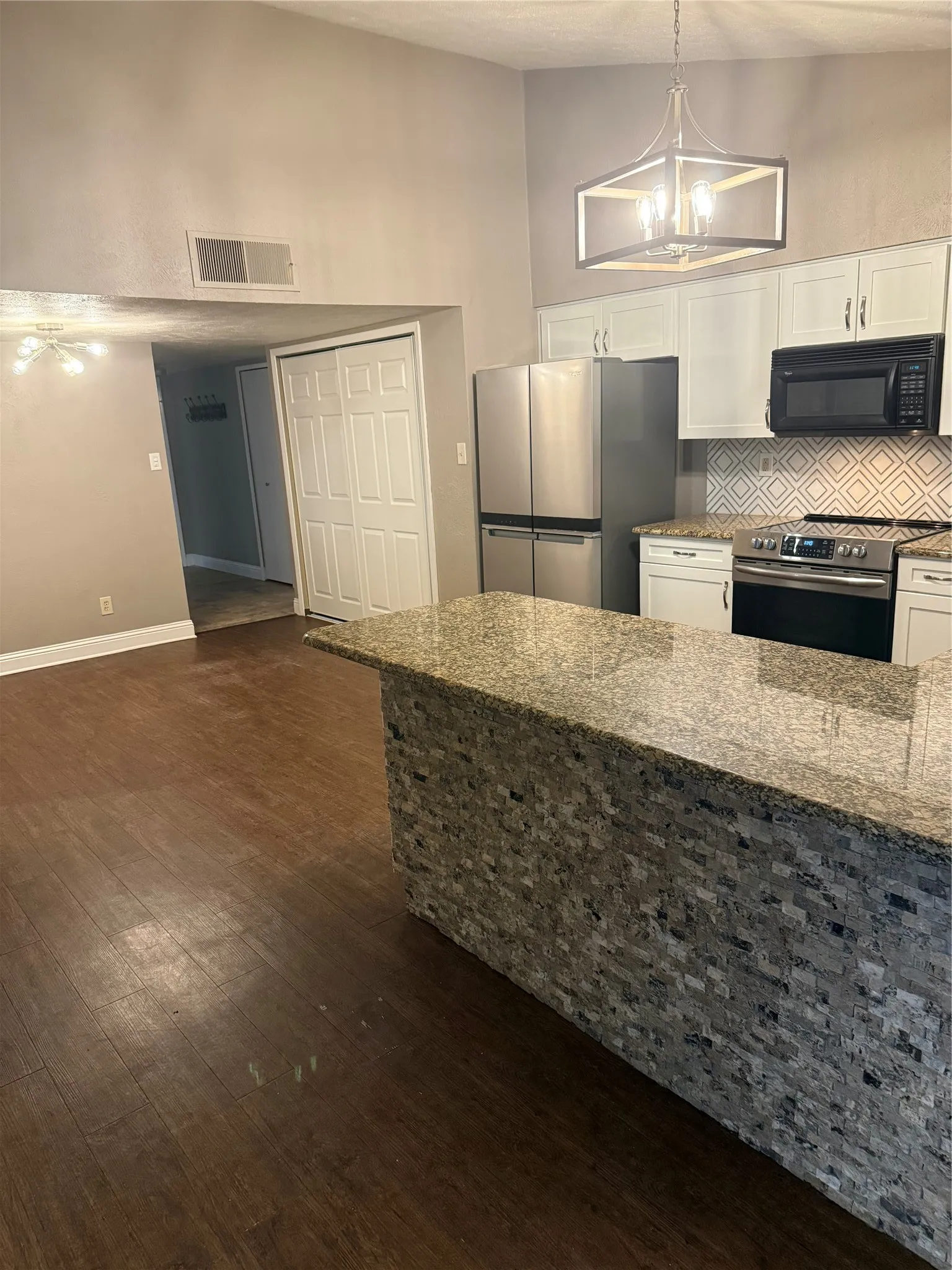 Single Family Residence For Rent in Dallas County , 306 Timberleaf Drive, Grand Prairie, Texas 75052, 3 Bedroom, 2 Bathroom, 2 Garage spaces, 1,988 Sqft, built in 1982, mls#21404276, Real Estate Agent in Grand Prairie, Homes For Rent in Dallas county, Homes For Rent in Grand Prairie, Realtor in Grand Prairie Texas, Real Estate Brokerage Independent Realty Texas, Luminita Cordes Realtor