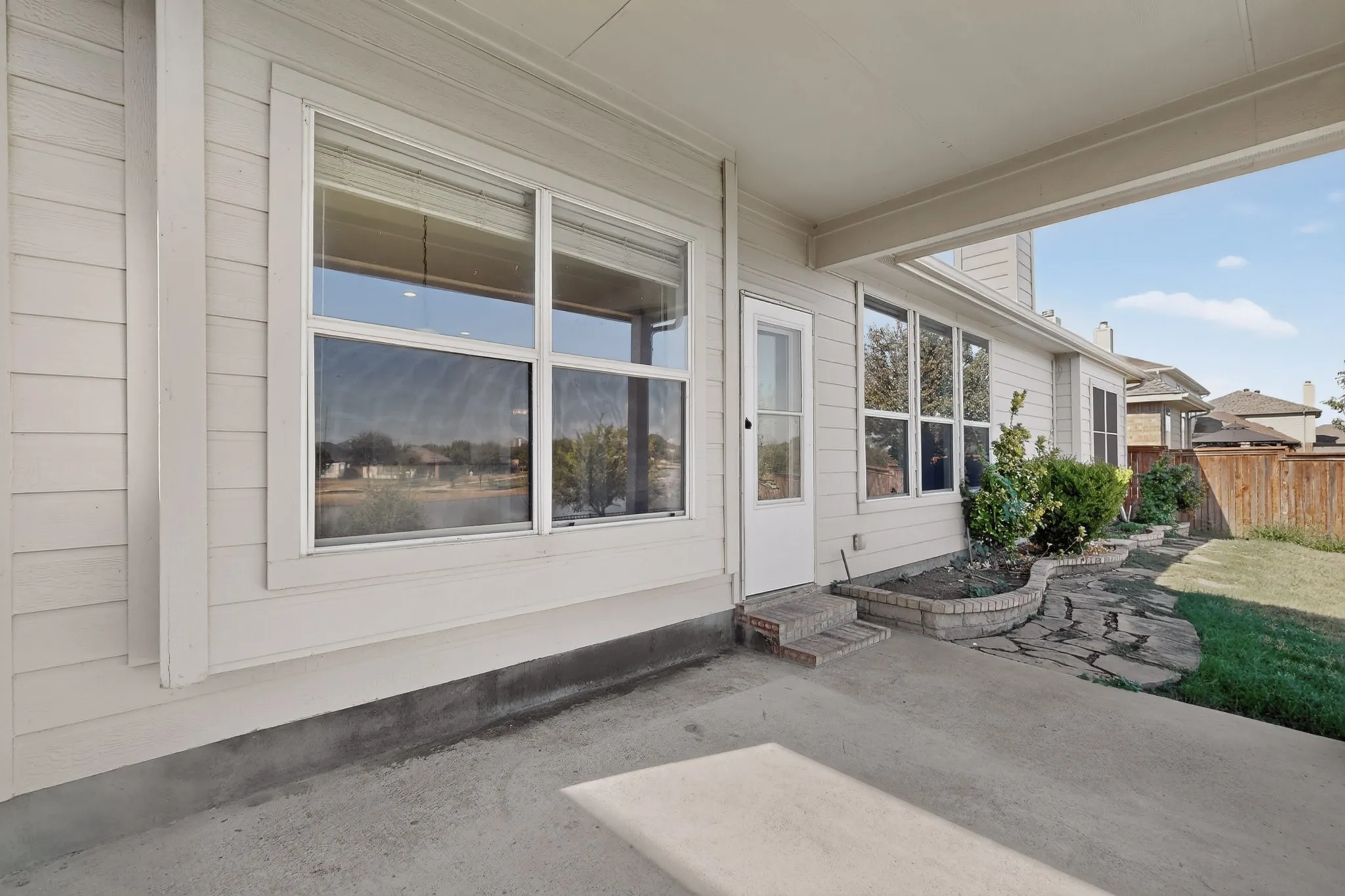 Covered patio with concrete flooring