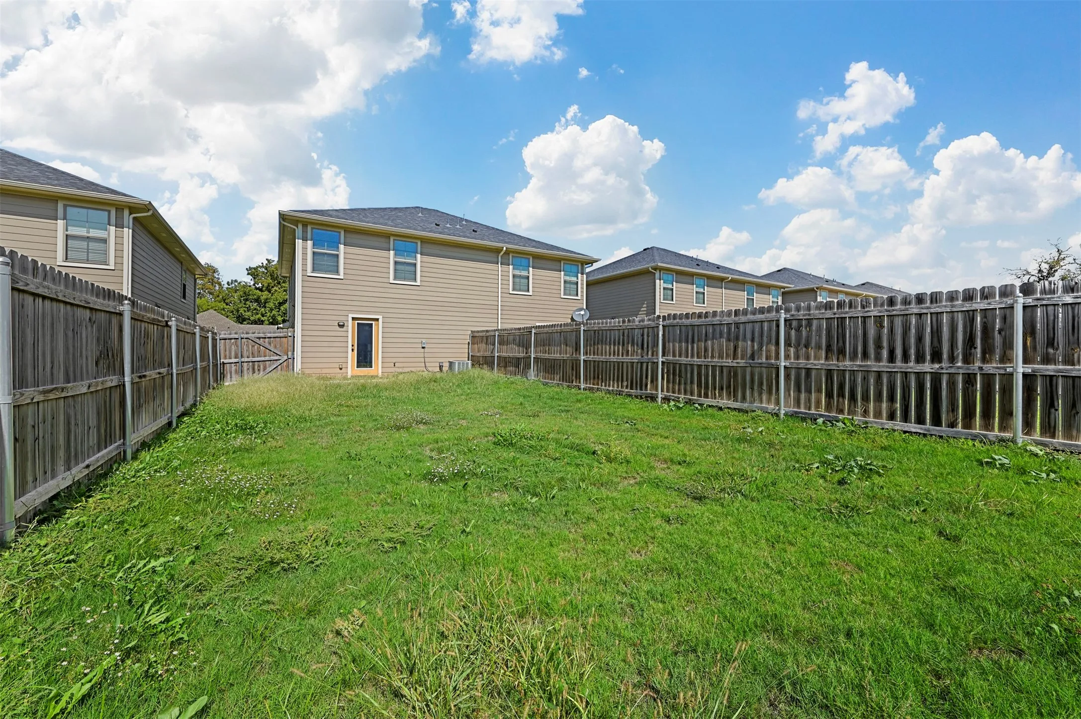 Duplex For Rent in Grayson County , 236-238 W Lake 236, Sherman, Texas 75090, 3 Bedroom, 3 Bathroom, 1 Garage spaces, 1,268 Sqft, built in 2020, mls#21406352, Real Estate Agent in Sherman, Homes For Rent in Grayson county, Homes For Rent in Sherman, Realtor in Sherman Texas, Real Estate Brokerage Independent Realty Texas, Luminita Cordes Realtor