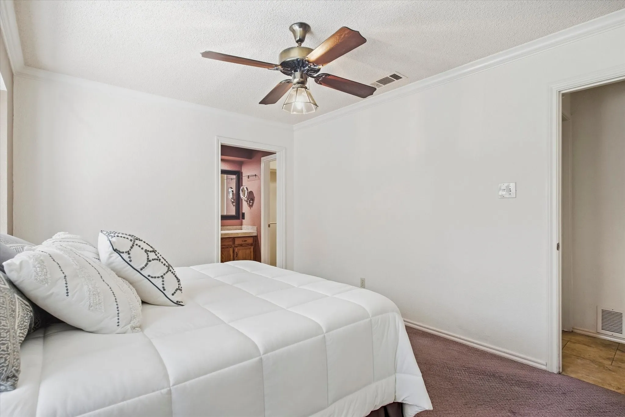 Single Family Residence For Sale in Tarrant County , 4202 Windhurst Drive, Arlington, Texas 76015, 3 Bedroom, 2 Bathroom, 1 Garage spaces, 1,185 Sqft, built in 1983, mls#21406252, Real Estate Agent in Arlington, Homes For Sale in Tarrant county, Homes For Sale in Arlington, Realtor in Arlington Texas, Real Estate Brokerage Independent Realty Texas, Luminita Cordes Realtor
