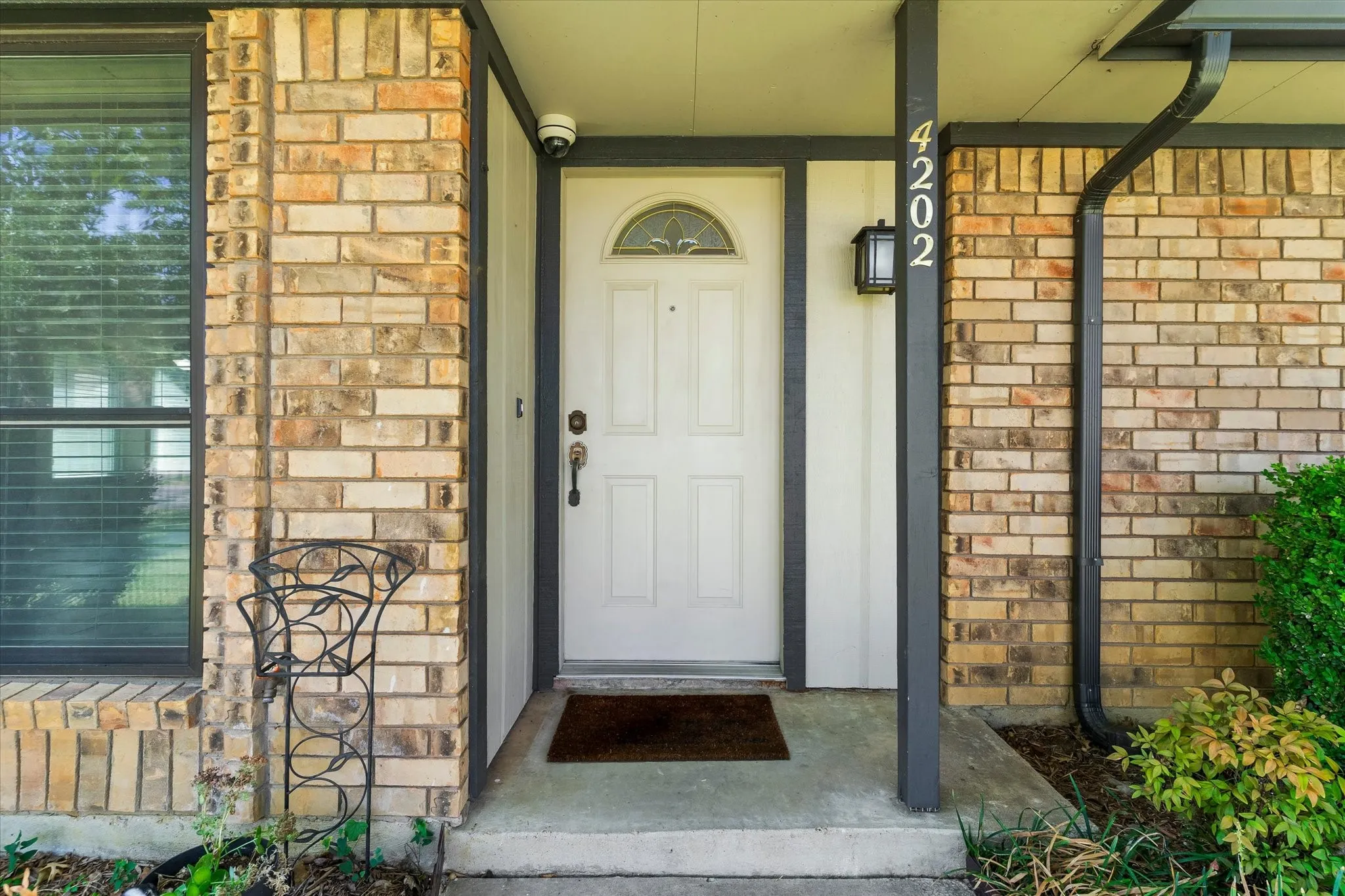 Single Family Residence For Sale in Tarrant County , 4202 Windhurst Drive, Arlington, Texas 76015, 3 Bedroom, 2 Bathroom, 1 Garage spaces, 1,185 Sqft, built in 1983, mls#21406252, Real Estate Agent in Arlington, Homes For Sale in Tarrant county, Homes For Sale in Arlington, Realtor in Arlington Texas, Real Estate Brokerage Independent Realty Texas, Luminita Cordes Realtor