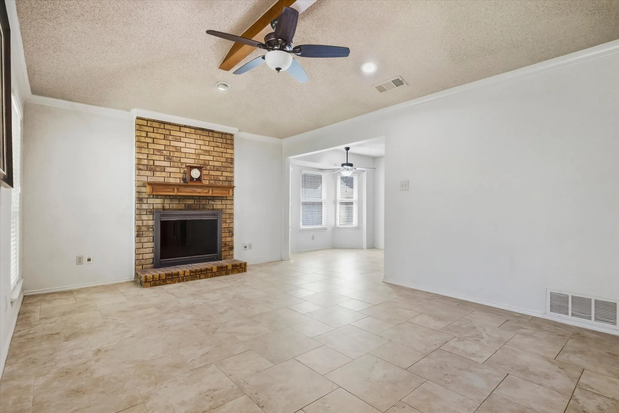Single Family Residence For Sale in Tarrant County , 4202 Windhurst Drive, Arlington, Texas 76015, 3 Bedroom, 2 Bathroom, 1 Garage spaces, 1,185 Sqft, built in 1983, mls#21406252, Real Estate Agent in Arlington, Homes For Sale in Tarrant county, Homes For Sale in Arlington, Realtor in Arlington Texas, Real Estate Brokerage Independent Realty Texas, Luminita Cordes Realtor