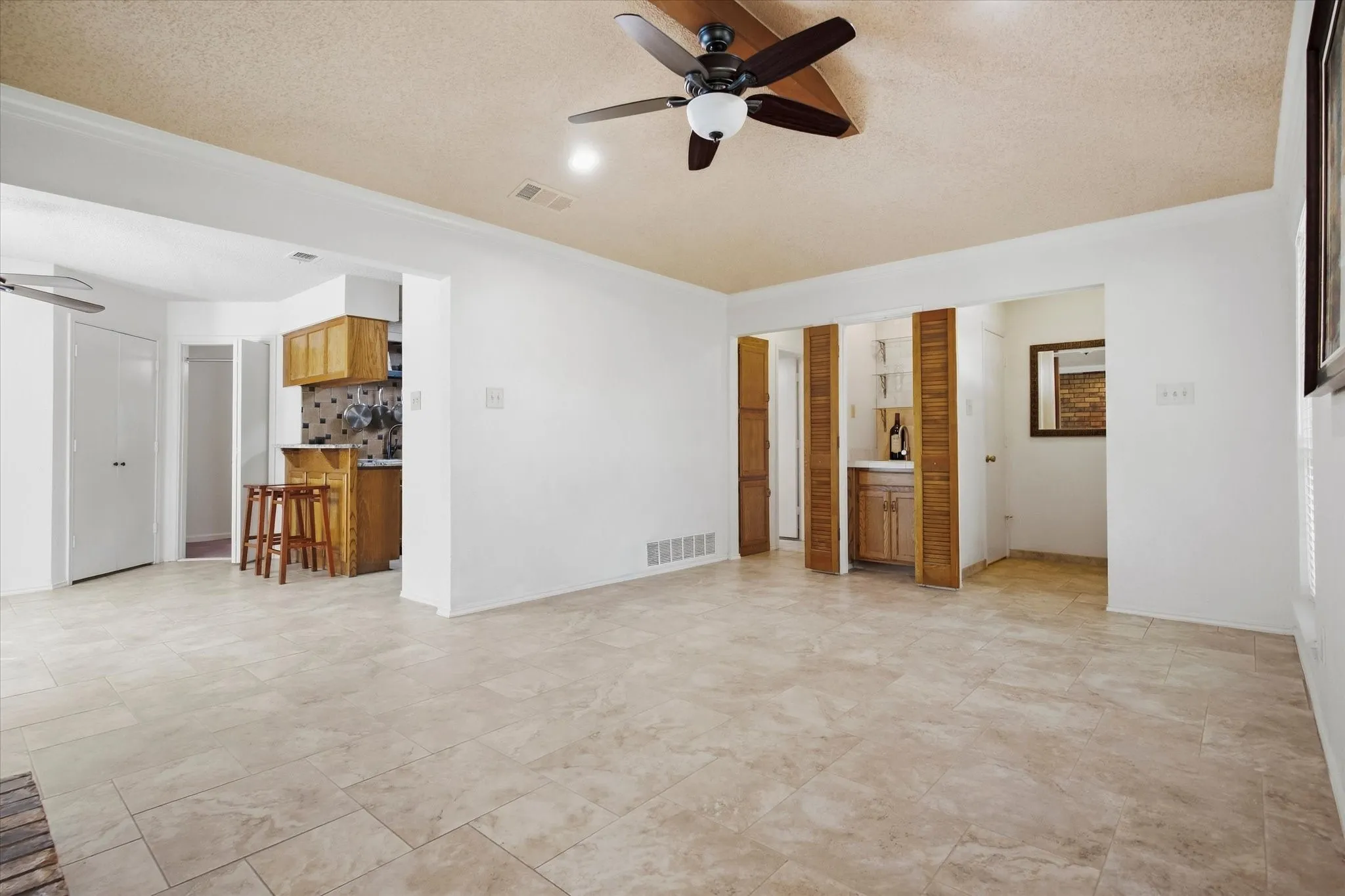 Single Family Residence For Sale in Tarrant County , 4202 Windhurst Drive, Arlington, Texas 76015, 3 Bedroom, 2 Bathroom, 1 Garage spaces, 1,185 Sqft, built in 1983, mls#21406252, Real Estate Agent in Arlington, Homes For Sale in Tarrant county, Homes For Sale in Arlington, Realtor in Arlington Texas, Real Estate Brokerage Independent Realty Texas, Luminita Cordes Realtor