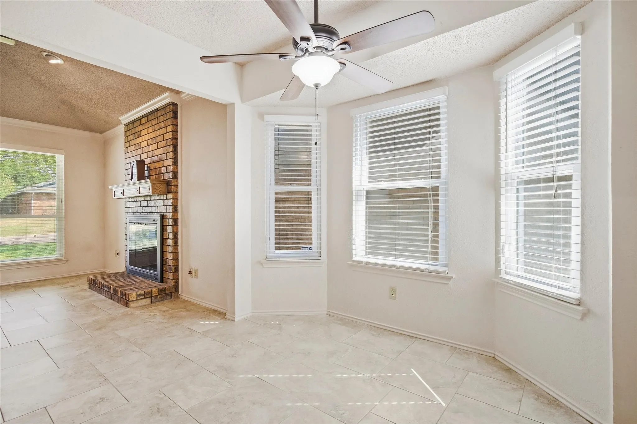 Single Family Residence For Sale in Tarrant County , 4202 Windhurst Drive, Arlington, Texas 76015, 3 Bedroom, 2 Bathroom, 1 Garage spaces, 1,185 Sqft, built in 1983, mls#21406252, Real Estate Agent in Arlington, Homes For Sale in Tarrant county, Homes For Sale in Arlington, Realtor in Arlington Texas, Real Estate Brokerage Independent Realty Texas, Luminita Cordes Realtor