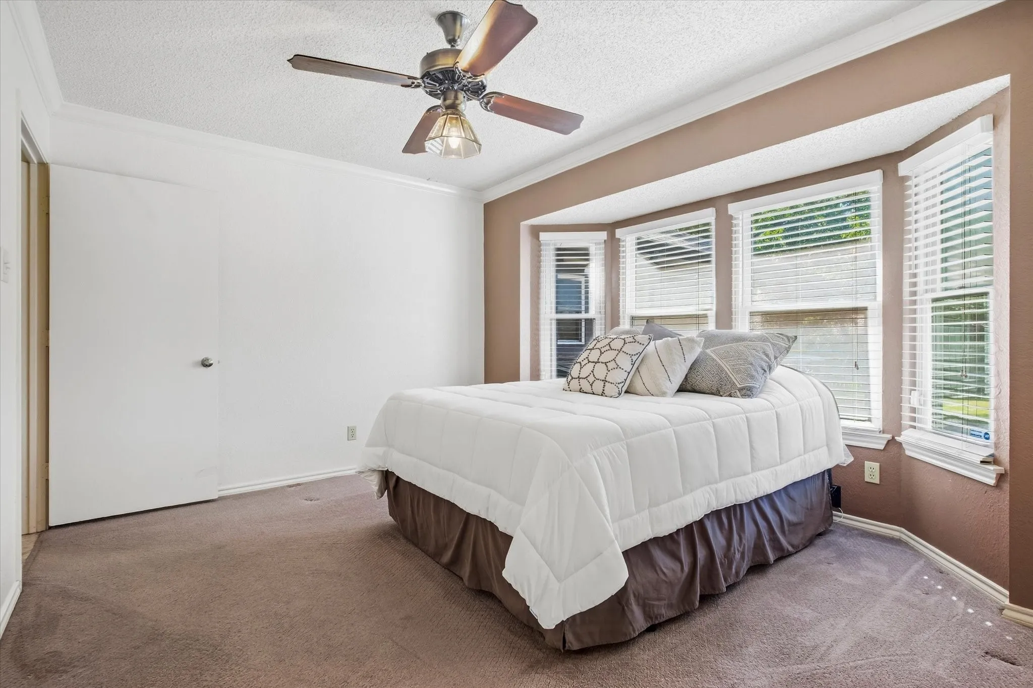 Single Family Residence For Sale in Tarrant County , 4202 Windhurst Drive, Arlington, Texas 76015, 3 Bedroom, 2 Bathroom, 1 Garage spaces, 1,185 Sqft, built in 1983, mls#21406252, Real Estate Agent in Arlington, Homes For Sale in Tarrant county, Homes For Sale in Arlington, Realtor in Arlington Texas, Real Estate Brokerage Independent Realty Texas, Luminita Cordes Realtor