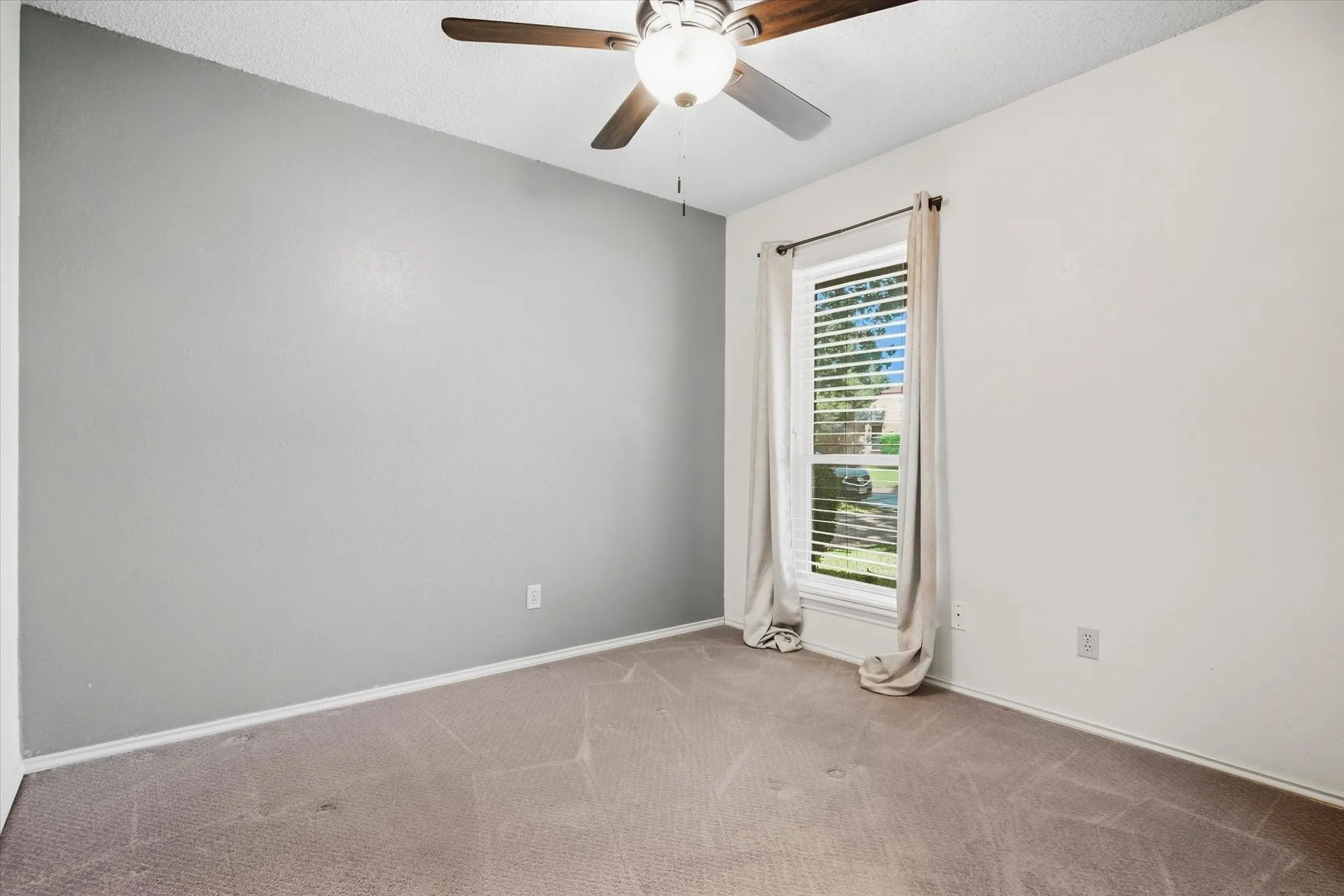 Single Family Residence For Sale in Tarrant County , 4202 Windhurst Drive, Arlington, Texas 76015, 3 Bedroom, 2 Bathroom, 1 Garage spaces, 1,185 Sqft, built in 1983, mls#21406252, Real Estate Agent in Arlington, Homes For Sale in Tarrant county, Homes For Sale in Arlington, Realtor in Arlington Texas, Real Estate Brokerage Independent Realty Texas, Luminita Cordes Realtor