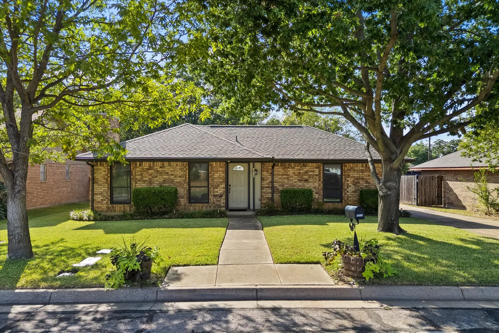Single Family Residence For Sale in Tarrant County , 4202 Windhurst Drive, Arlington, Texas 76015, 3 Bedroom, 2 Bathroom, 1 Garage spaces, 1,185 Sqft, built in 1983, mls#21406252, Real Estate Agent in Arlington, Homes For Sale in Tarrant county, Homes For Sale in Arlington, Realtor in Arlington Texas, Real Estate Brokerage Independent Realty Texas, Luminita Cordes Realtor