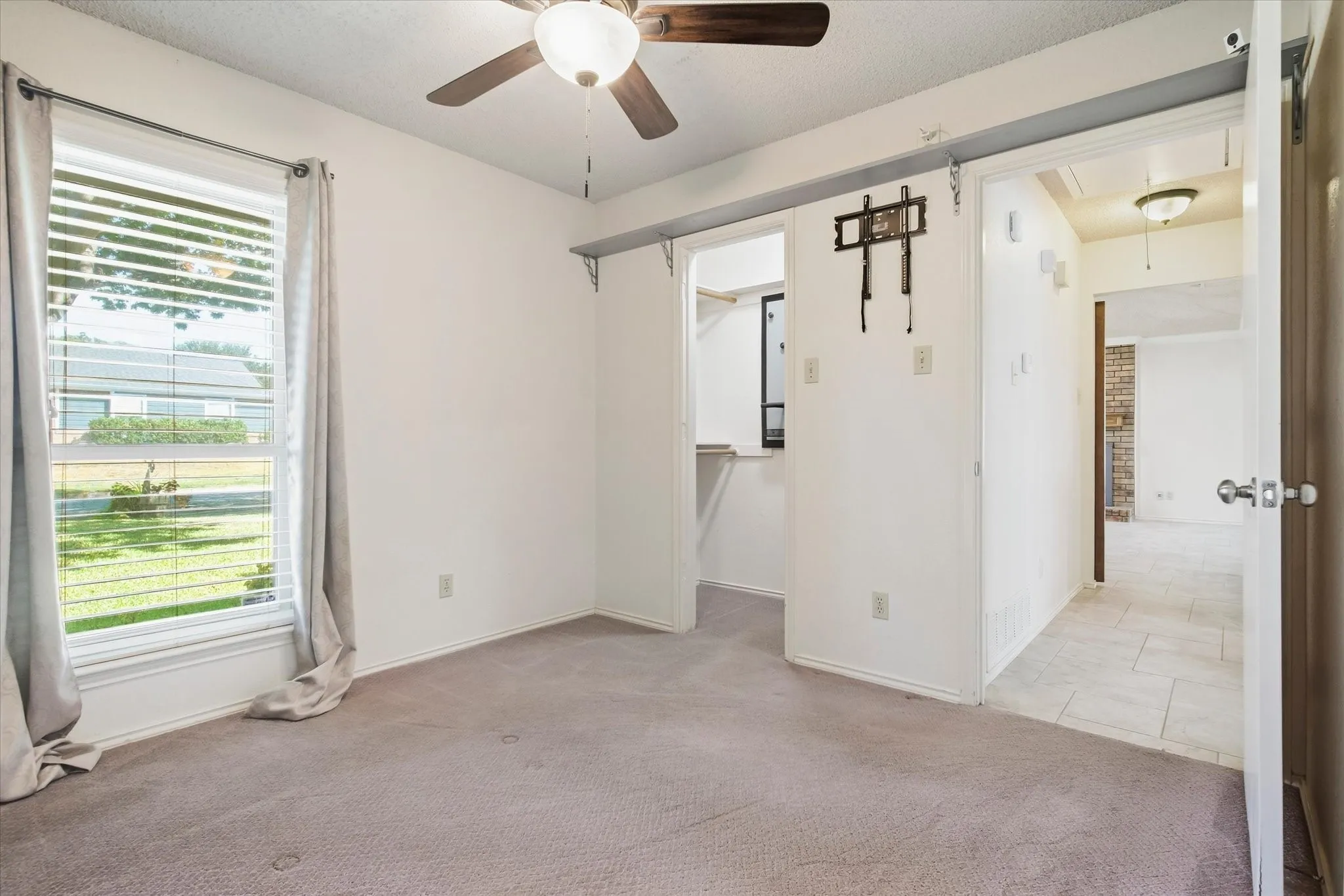 Single Family Residence For Sale in Tarrant County , 4202 Windhurst Drive, Arlington, Texas 76015, 3 Bedroom, 2 Bathroom, 1 Garage spaces, 1,185 Sqft, built in 1983, mls#21406252, Real Estate Agent in Arlington, Homes For Sale in Tarrant county, Homes For Sale in Arlington, Realtor in Arlington Texas, Real Estate Brokerage Independent Realty Texas, Luminita Cordes Realtor