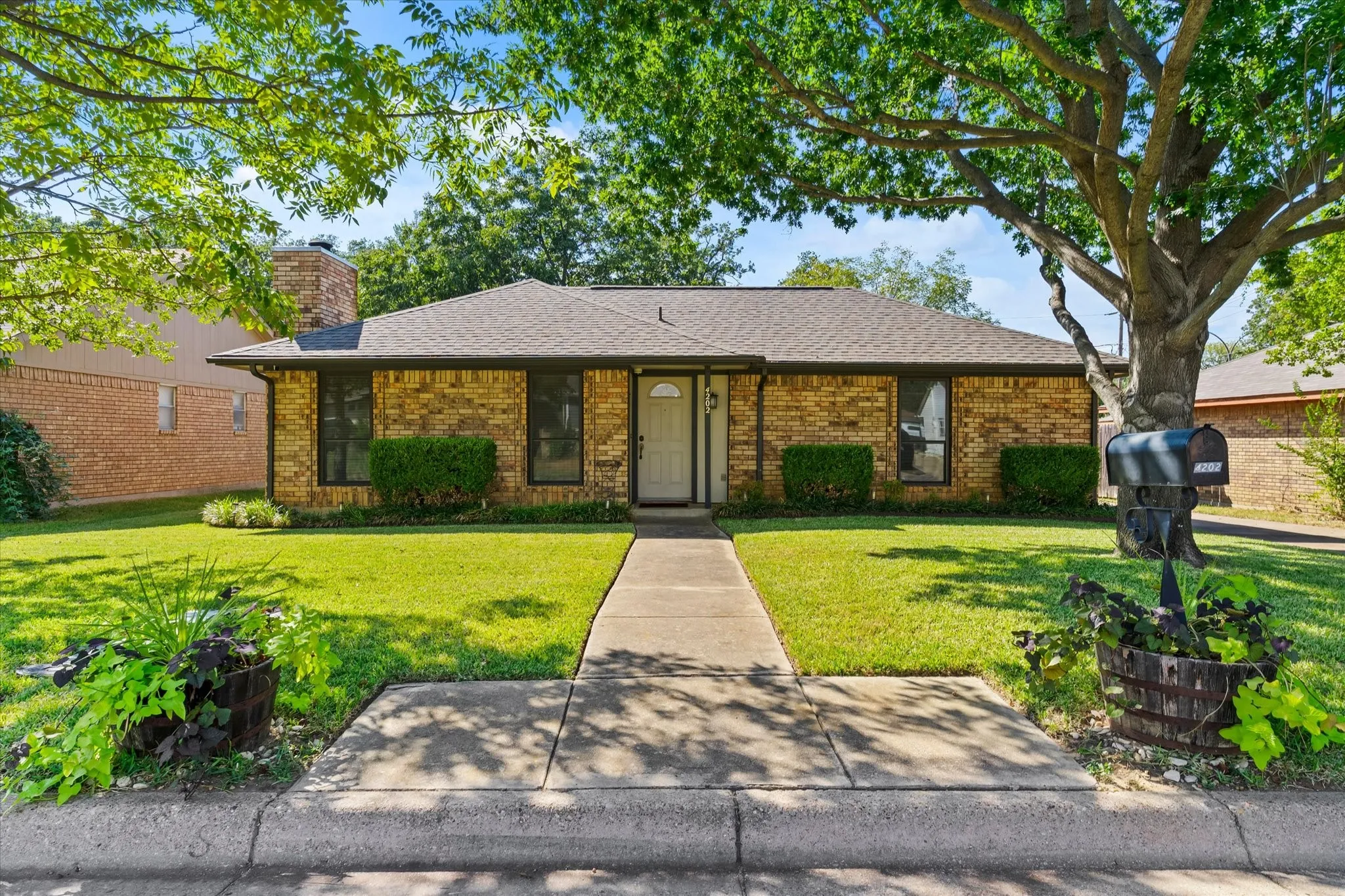 Single Family Residence For Sale in Tarrant County , 4202 Windhurst Drive, Arlington, Texas 76015, 3 Bedroom, 2 Bathroom, 1 Garage spaces, 1,185 Sqft, built in 1983, mls#21406252, Real Estate Agent in Arlington, Homes For Sale in Tarrant county, Homes For Sale in Arlington, Realtor in Arlington Texas, Real Estate Brokerage Independent Realty Texas, Luminita Cordes Realtor