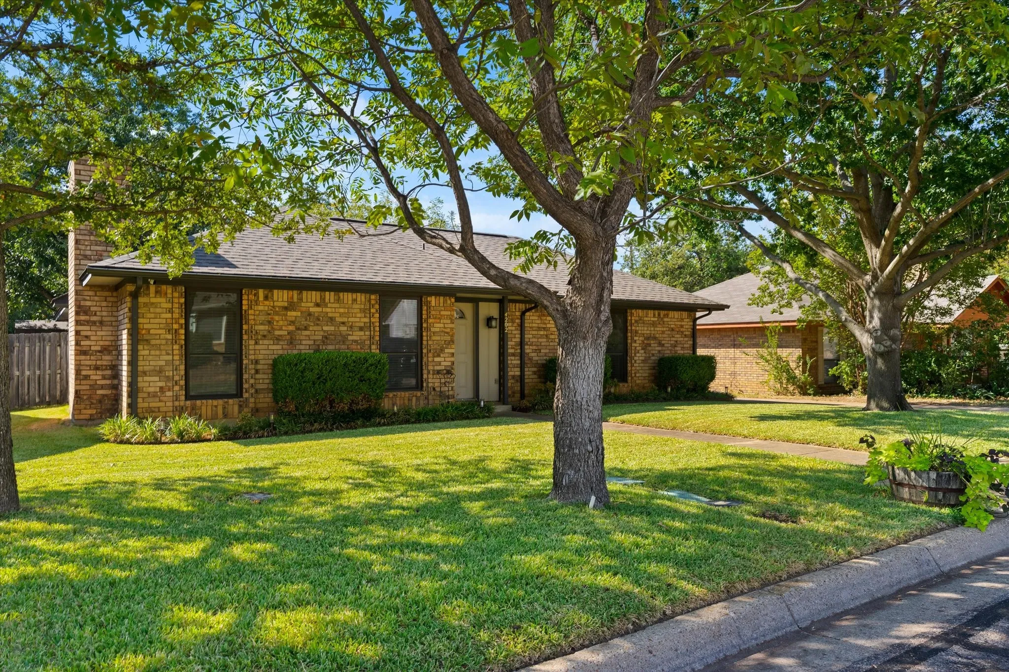 Single Family Residence For Sale in Tarrant County , 4202 Windhurst Drive, Arlington, Texas 76015, 3 Bedroom, 2 Bathroom, 1 Garage spaces, 1,185 Sqft, built in 1983, mls#21406252, Real Estate Agent in Arlington, Homes For Sale in Tarrant county, Homes For Sale in Arlington, Realtor in Arlington Texas, Real Estate Brokerage Independent Realty Texas, Luminita Cordes Realtor